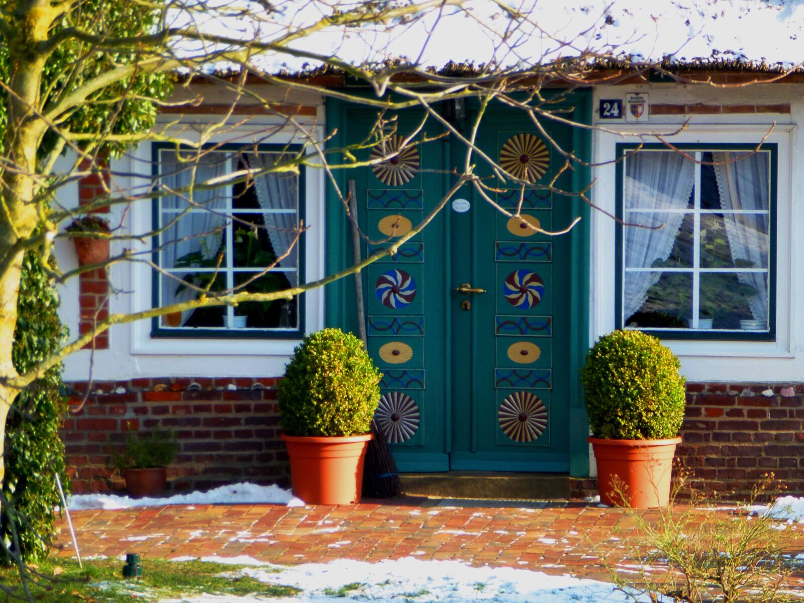 Leica V-Lux 30 / Panasonic Lumix DMC-TZ22 sample photo. Winter, old country, door photography