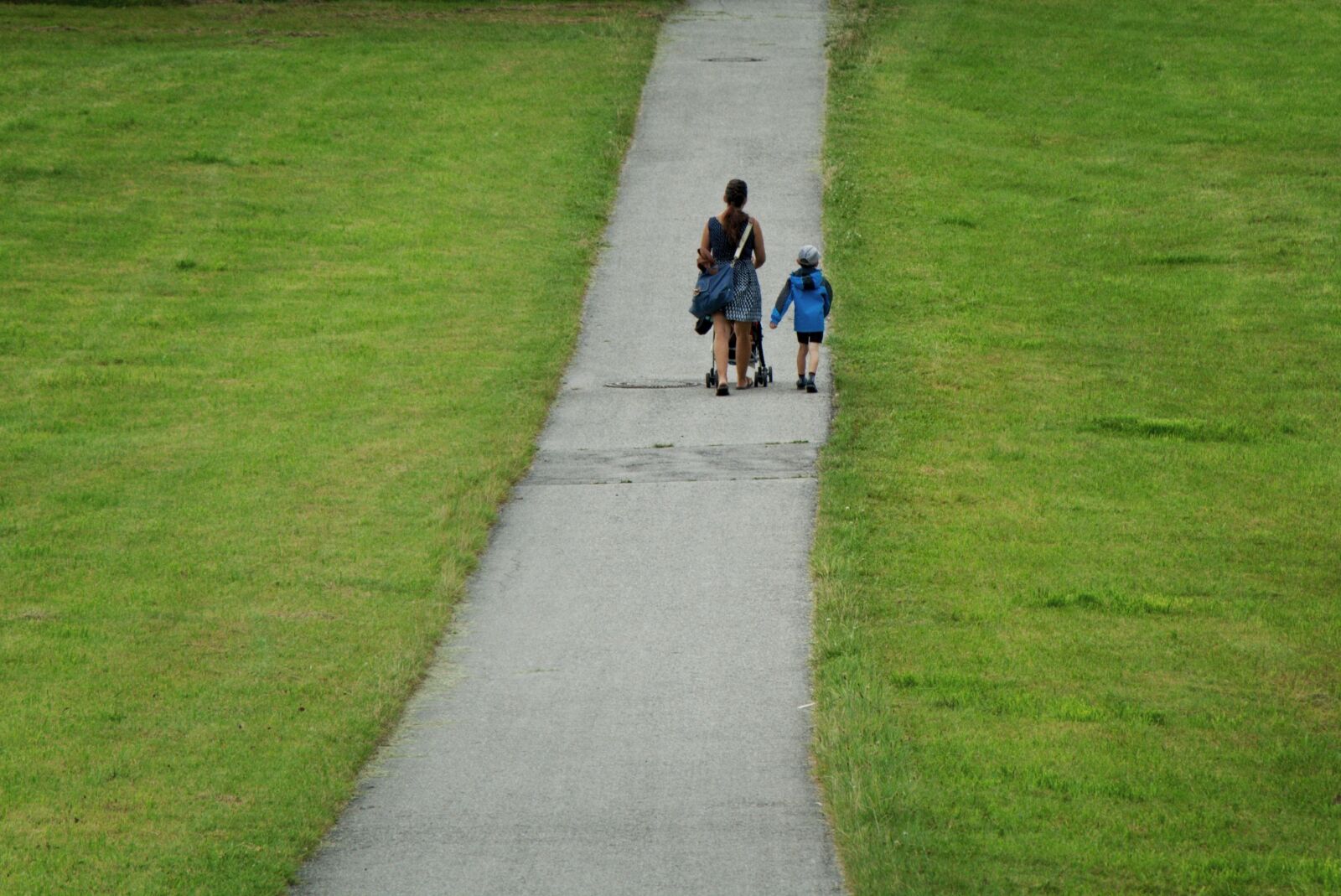 18.0-105.0mm f/3.5-f/5.6 sample photo. Mother, child, away photography