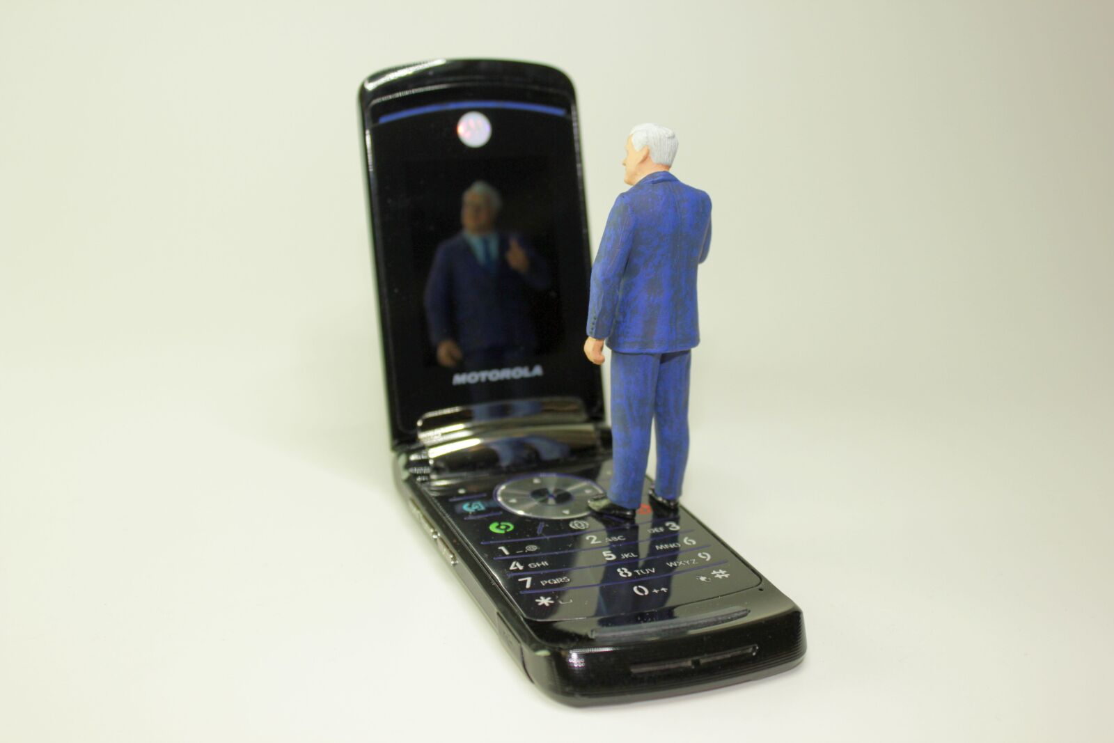 Canon EOS 550D (EOS Rebel T2i / EOS Kiss X4) sample photo. Miniature figures, cellphone, mirror photography