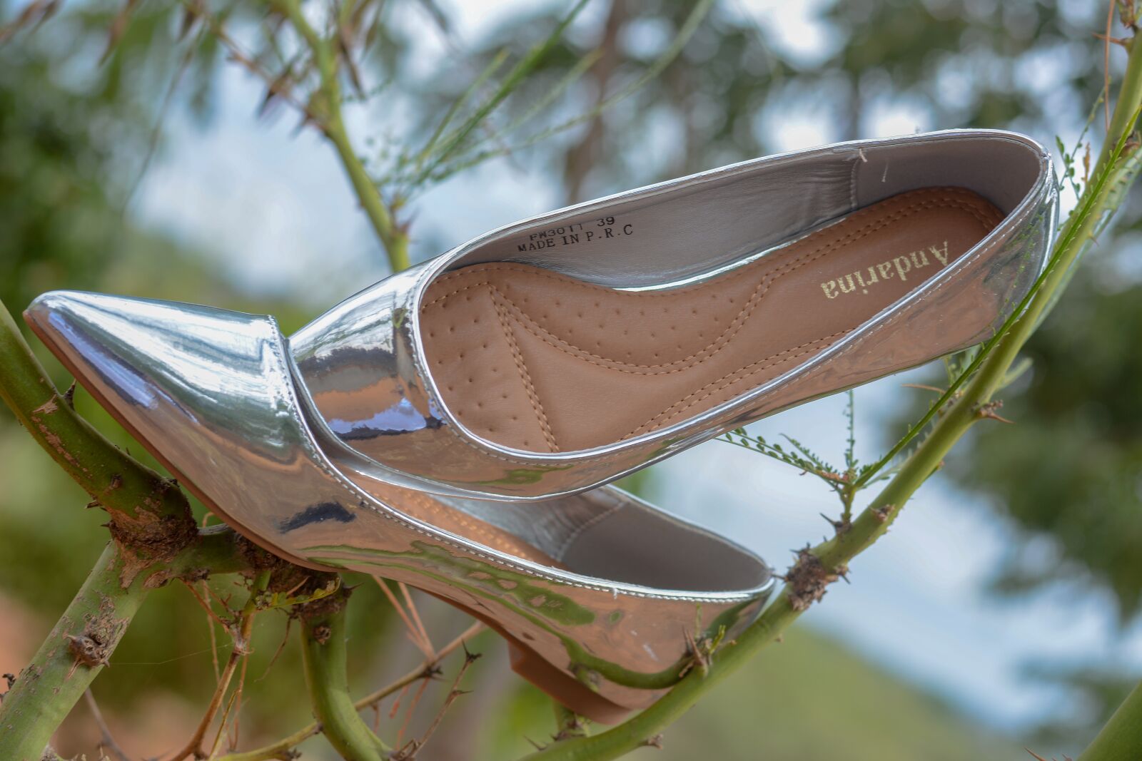 Nikon D7100 sample photo. Bride, shoes, wedding photography