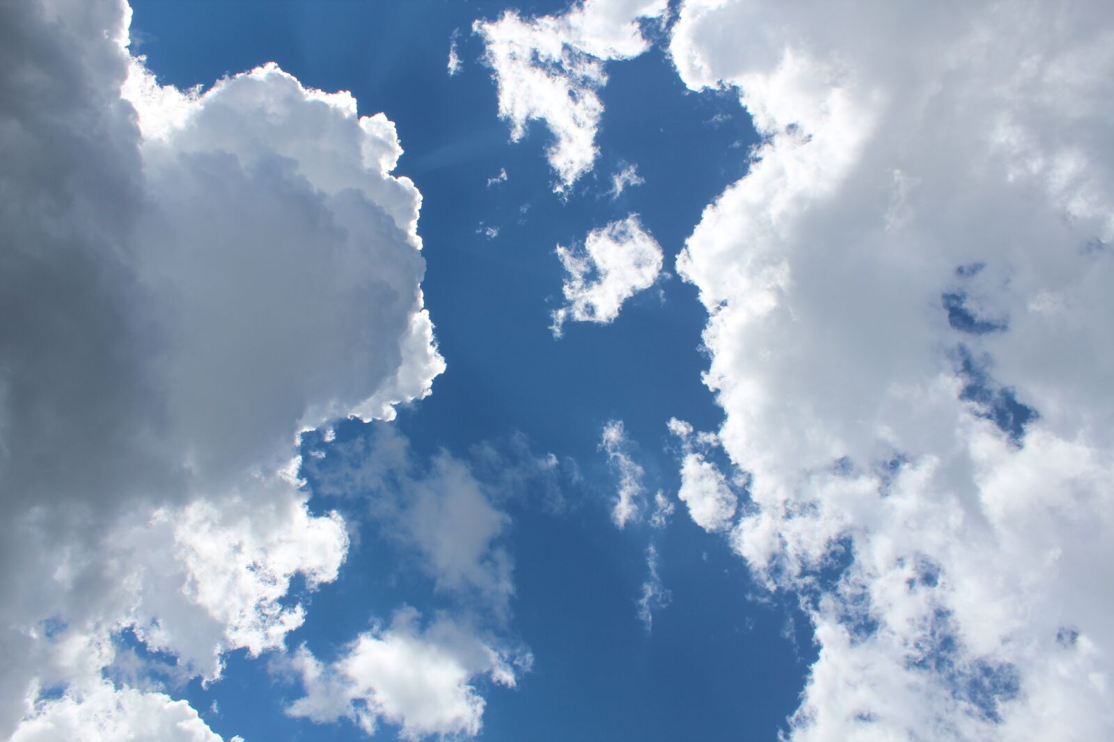Canon EOS 600D (Rebel EOS T3i / EOS Kiss X5) sample photo. Sky, clouds, blue photography