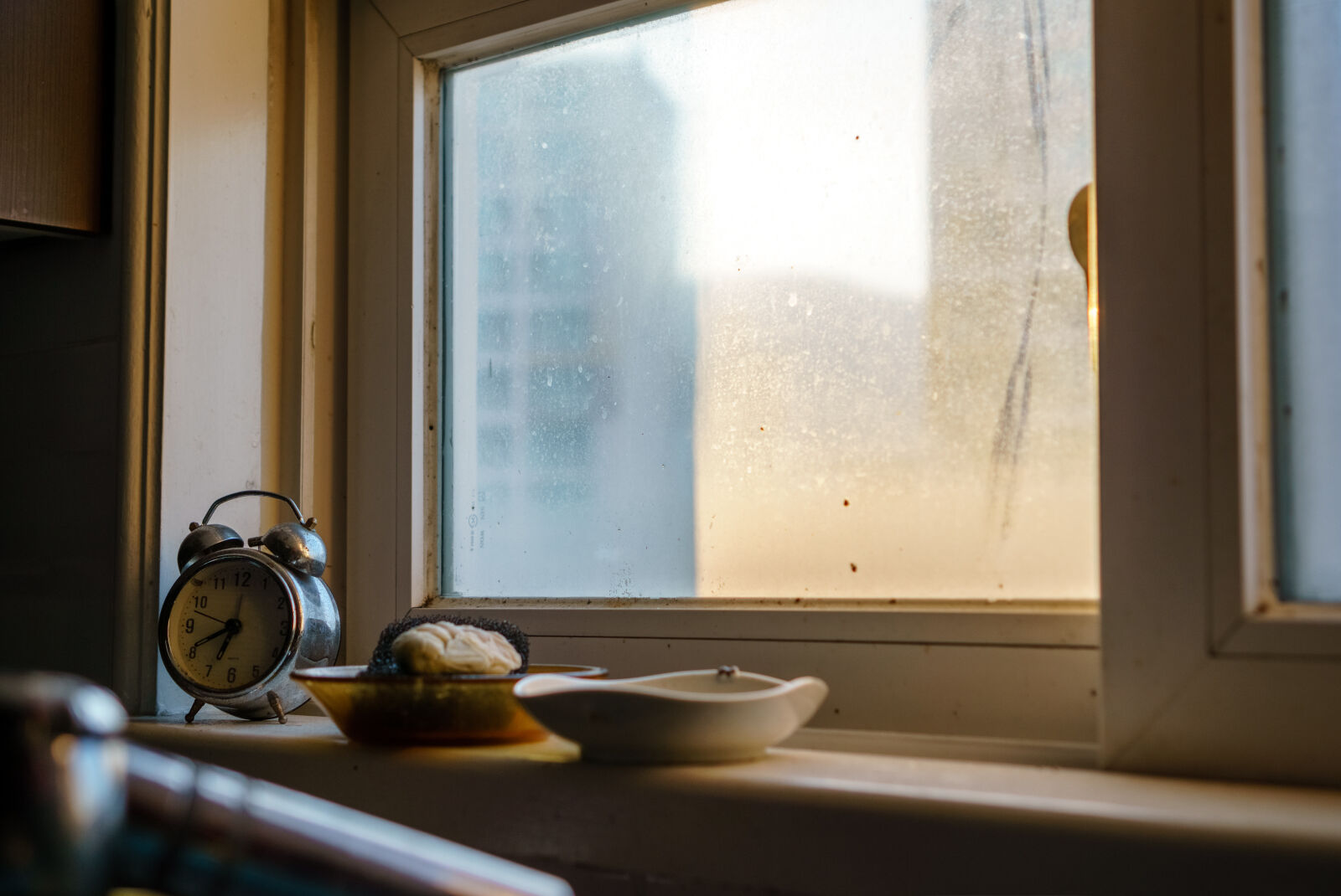 Sony a6000 + Sony E 35mm F1.8 OSS sample photo. Evening, golden, hour, kitchen photography