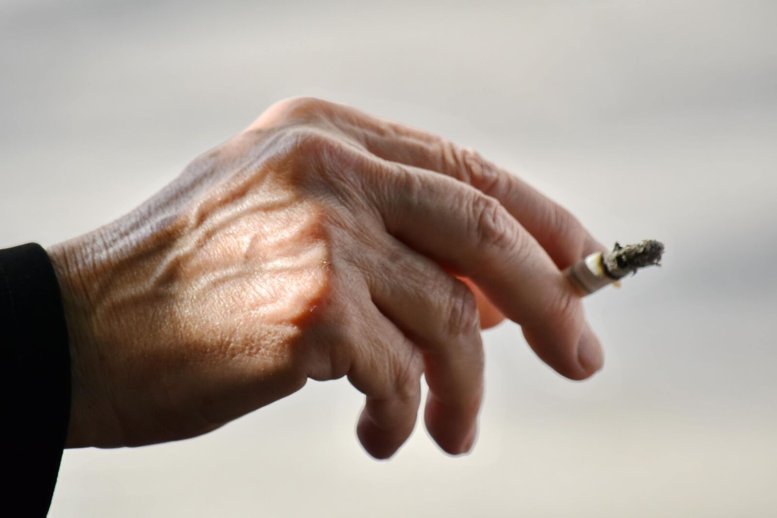 Nikon D5500 sample photo. Arthritis, cigarette, close-up, finger photography