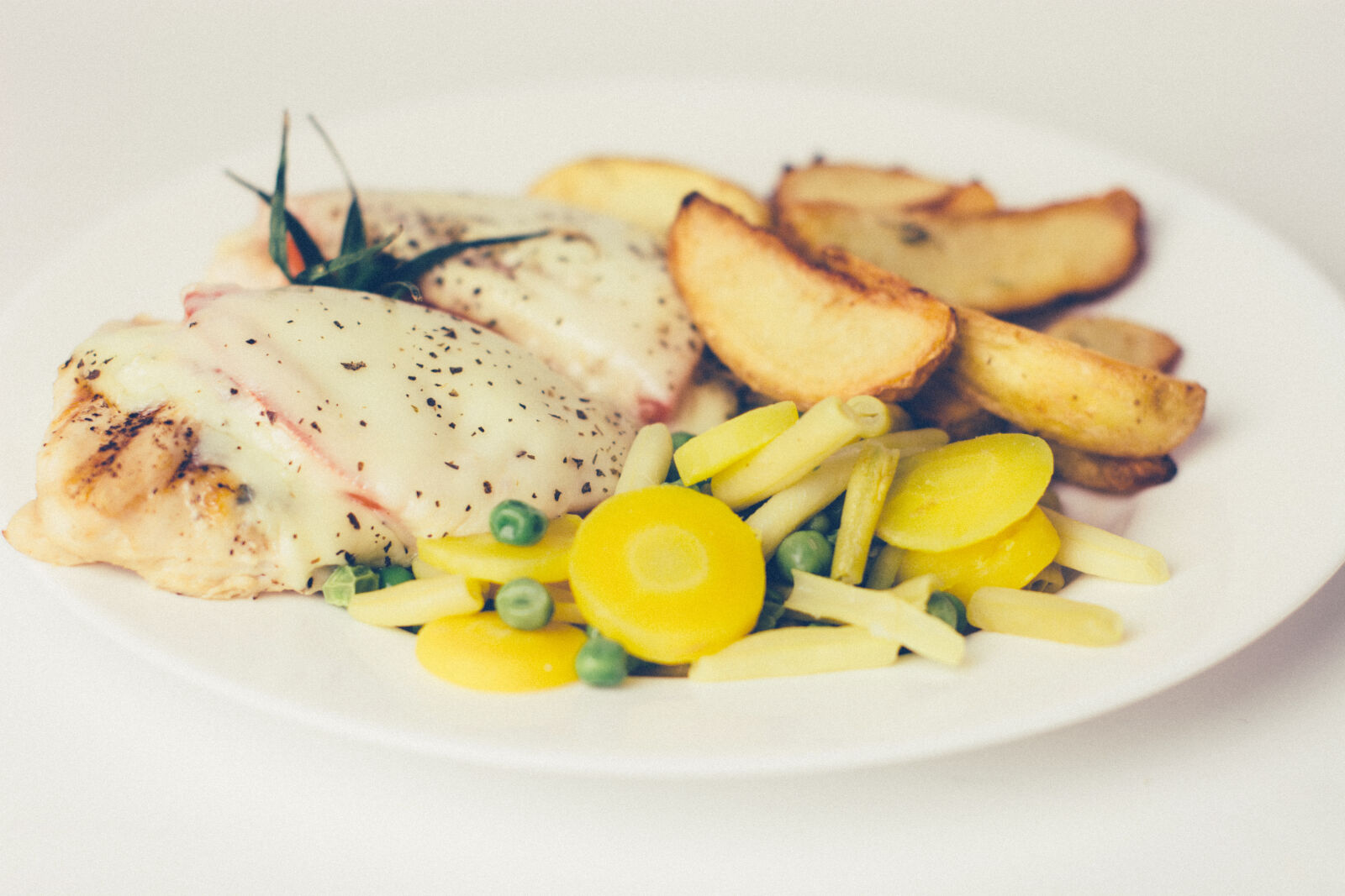 Nikon D5200 + Nikon AF-S Nikkor 50mm F1.4G sample photo. Chicken, dinner, food, mozzarella photography