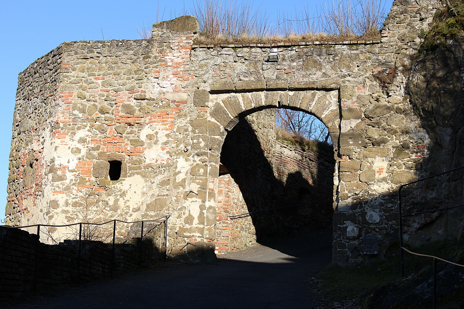 Canon EOS 100D (EOS Rebel SL1 / EOS Kiss X7) sample photo. Castle wall, castle gate photography