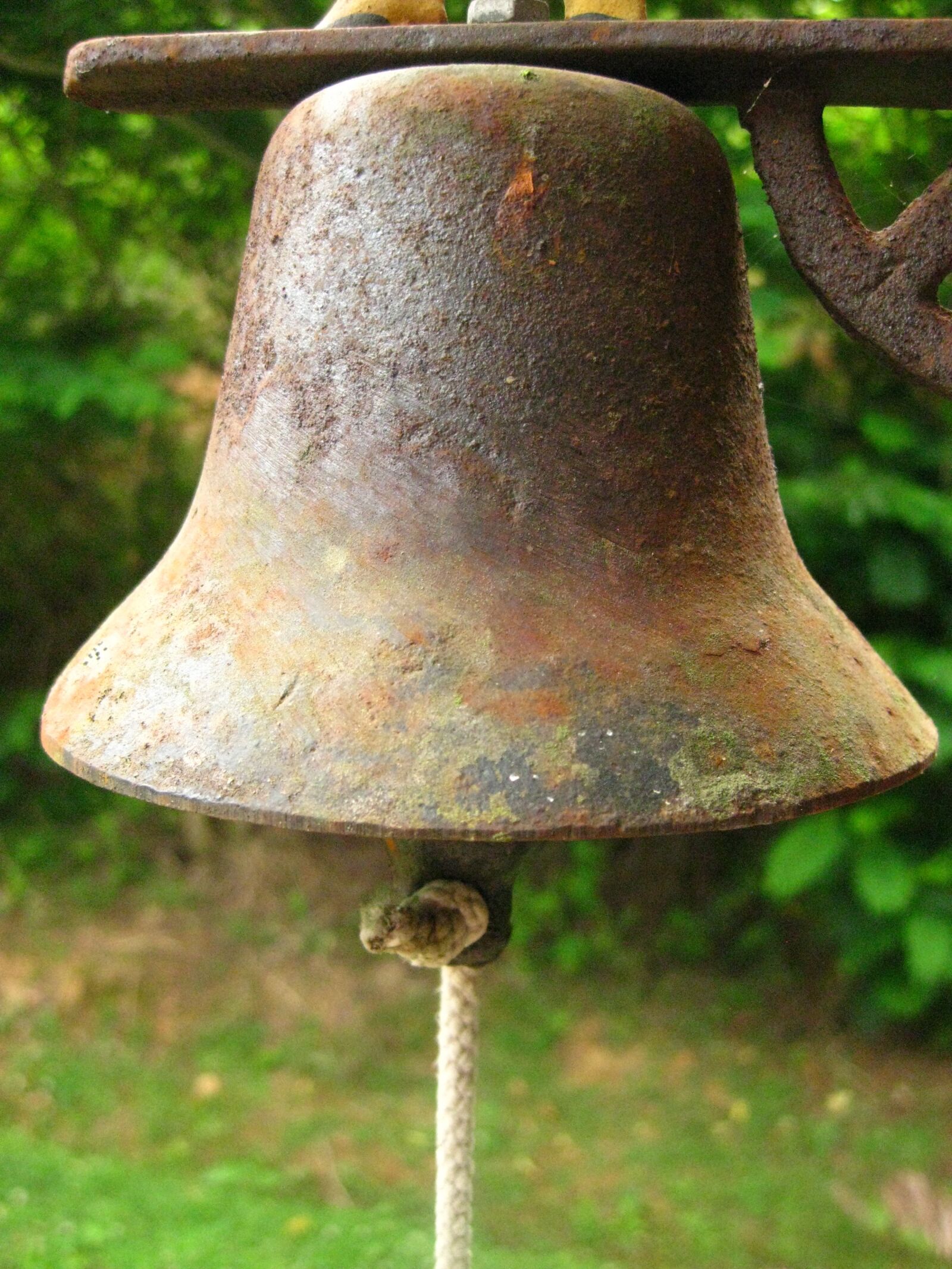 Canon PowerShot SD1100 IS (Digital IXUS 80 IS / IXY Digital 20 IS) sample photo. Bell, rusted, noise photography