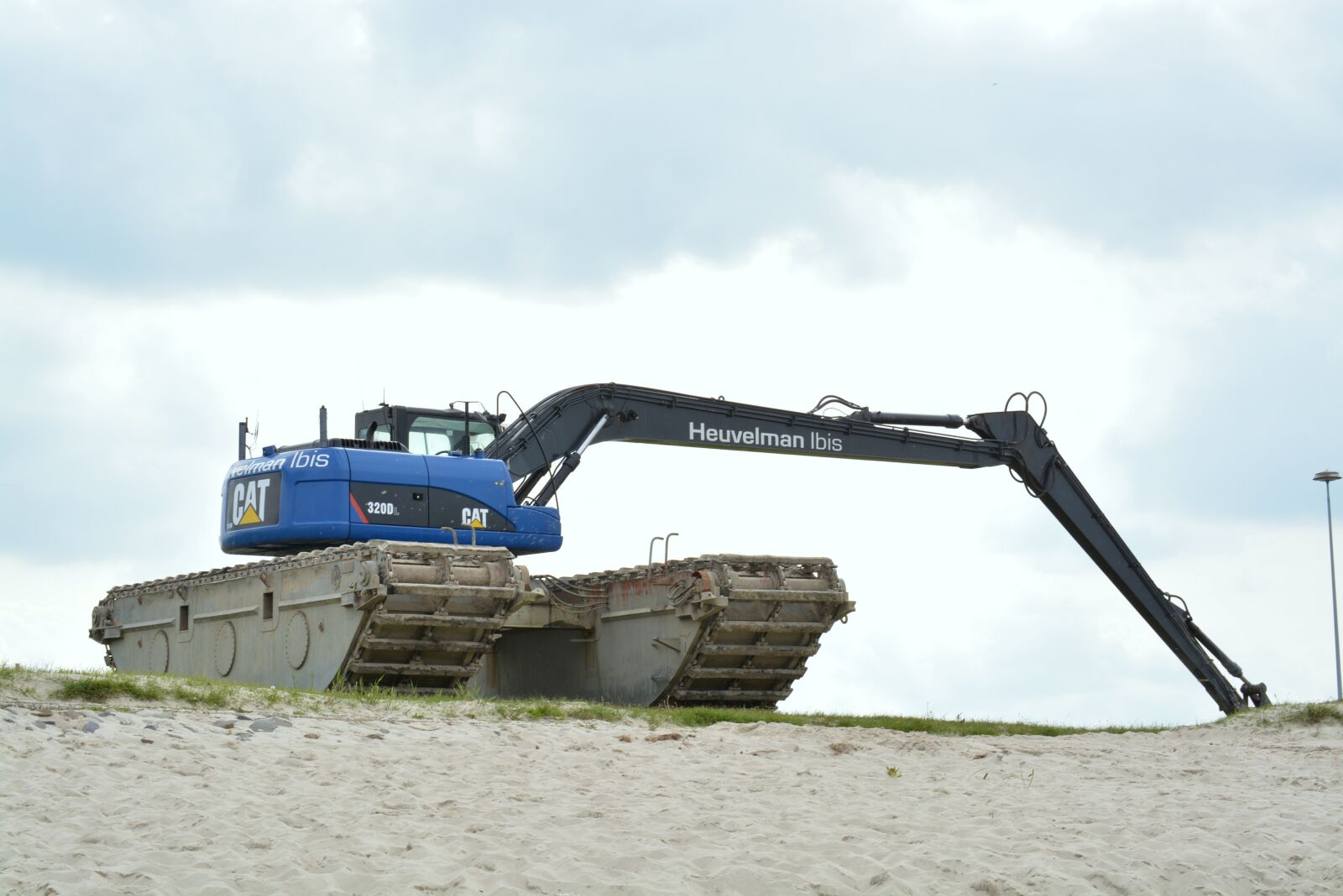 Nikon D5200 sample photo. Excavators, beach, construction machine photography