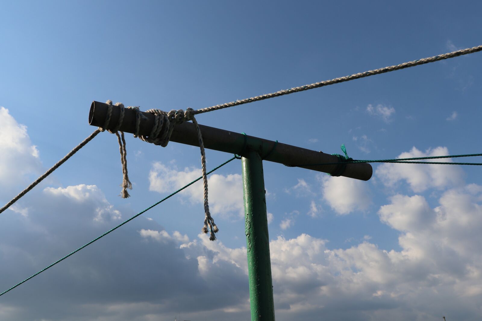 Canon EOS 200D (EOS Rebel SL2 / EOS Kiss X9) sample photo. Line, clothesline, sky photography