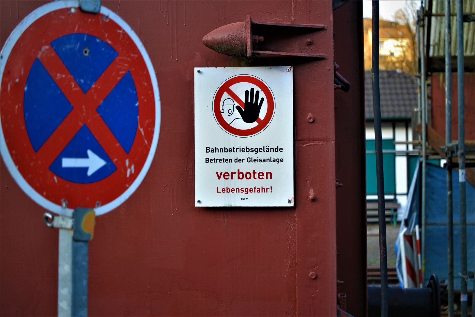 Canon EOS 7D sample photo. Traffic signs, hinweisschilder, railway photography