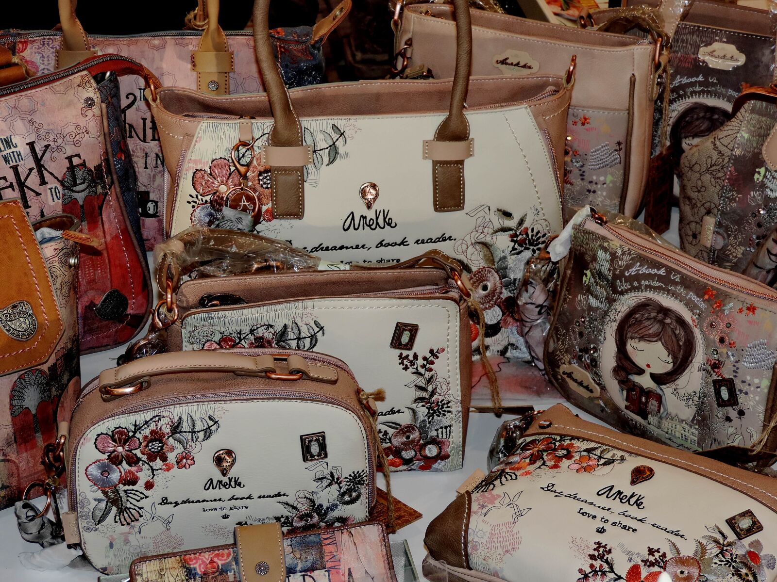 Nikon Coolpix P520 sample photo. Bags, fashion, art, old photography