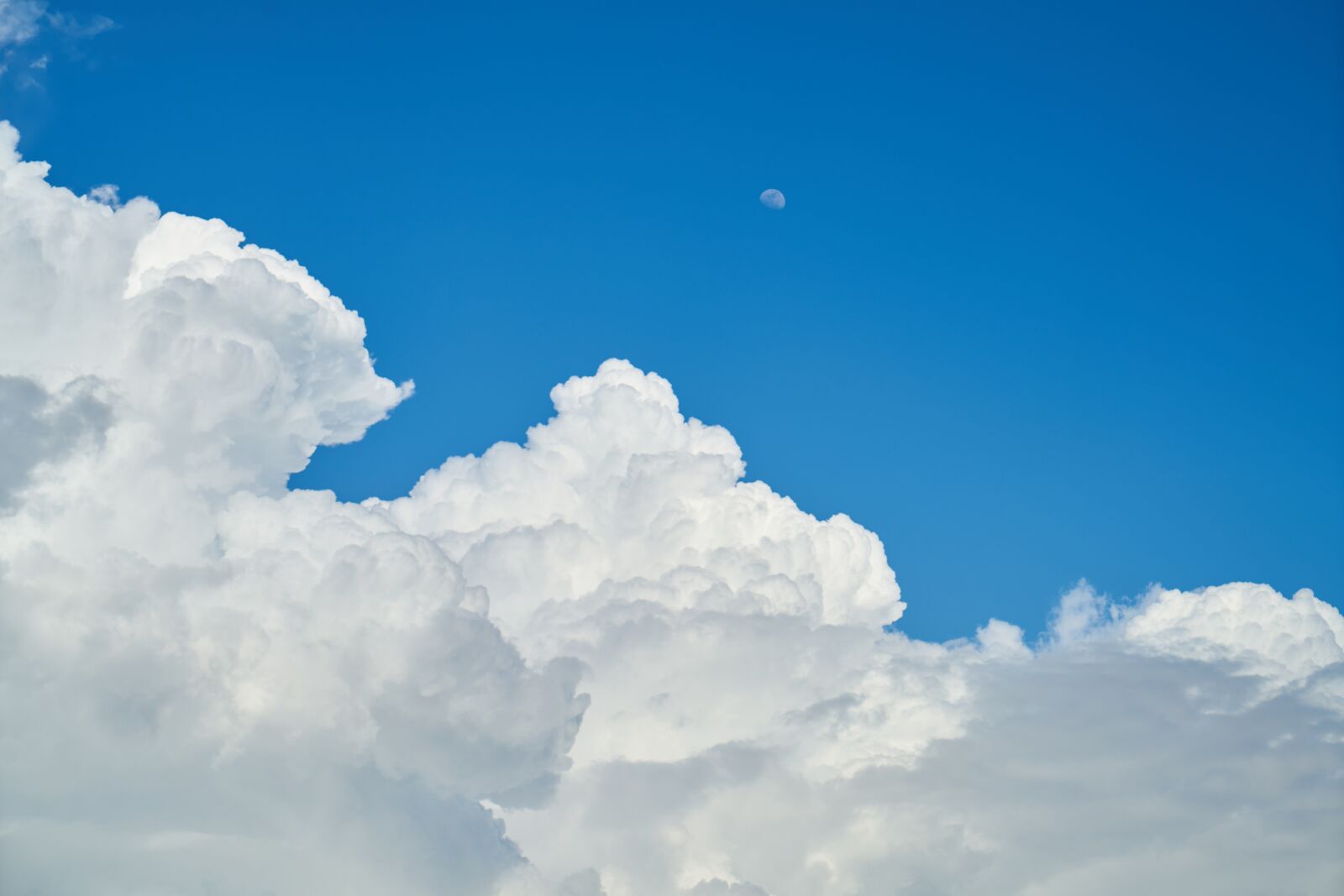 Sony a7R II sample photo. Cloud, blue, background photography