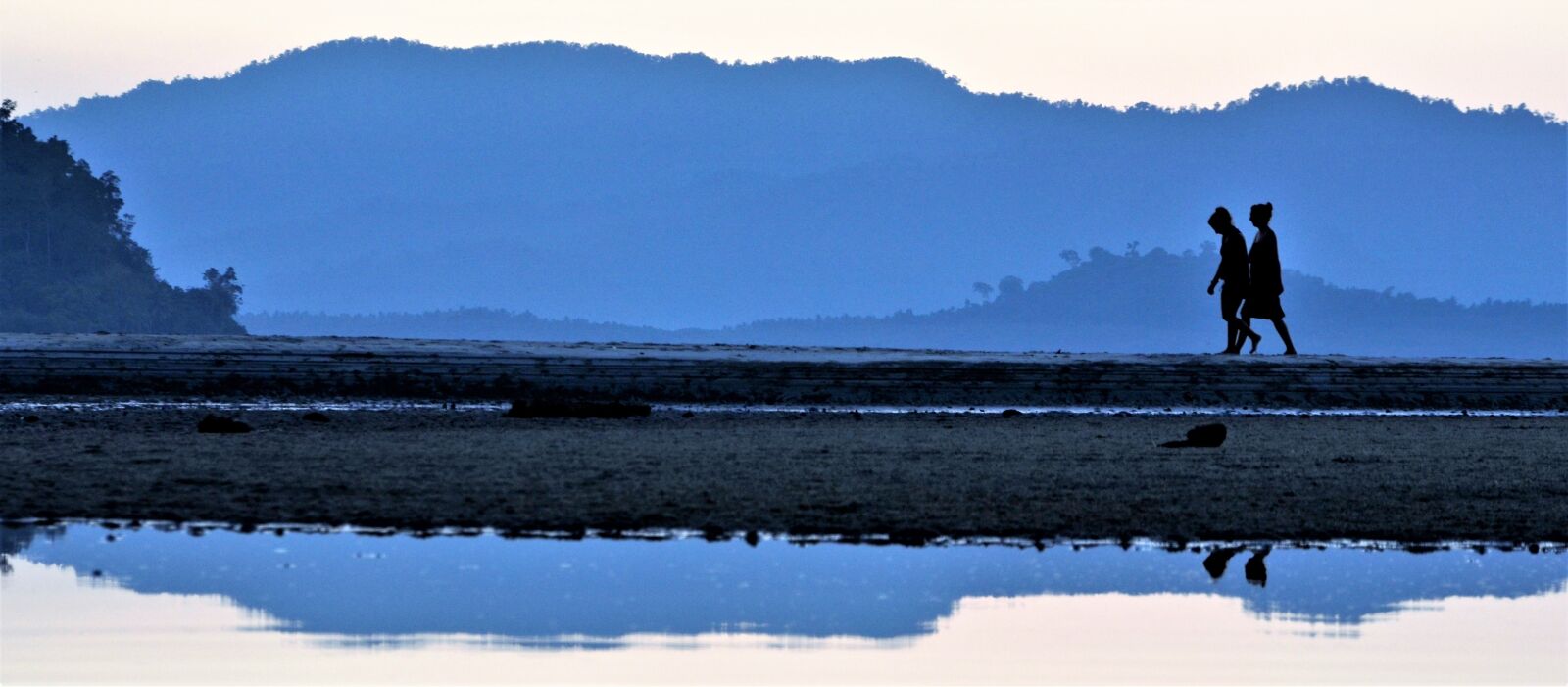 Nikon D5100 sample photo. Reflection, sea, people photography