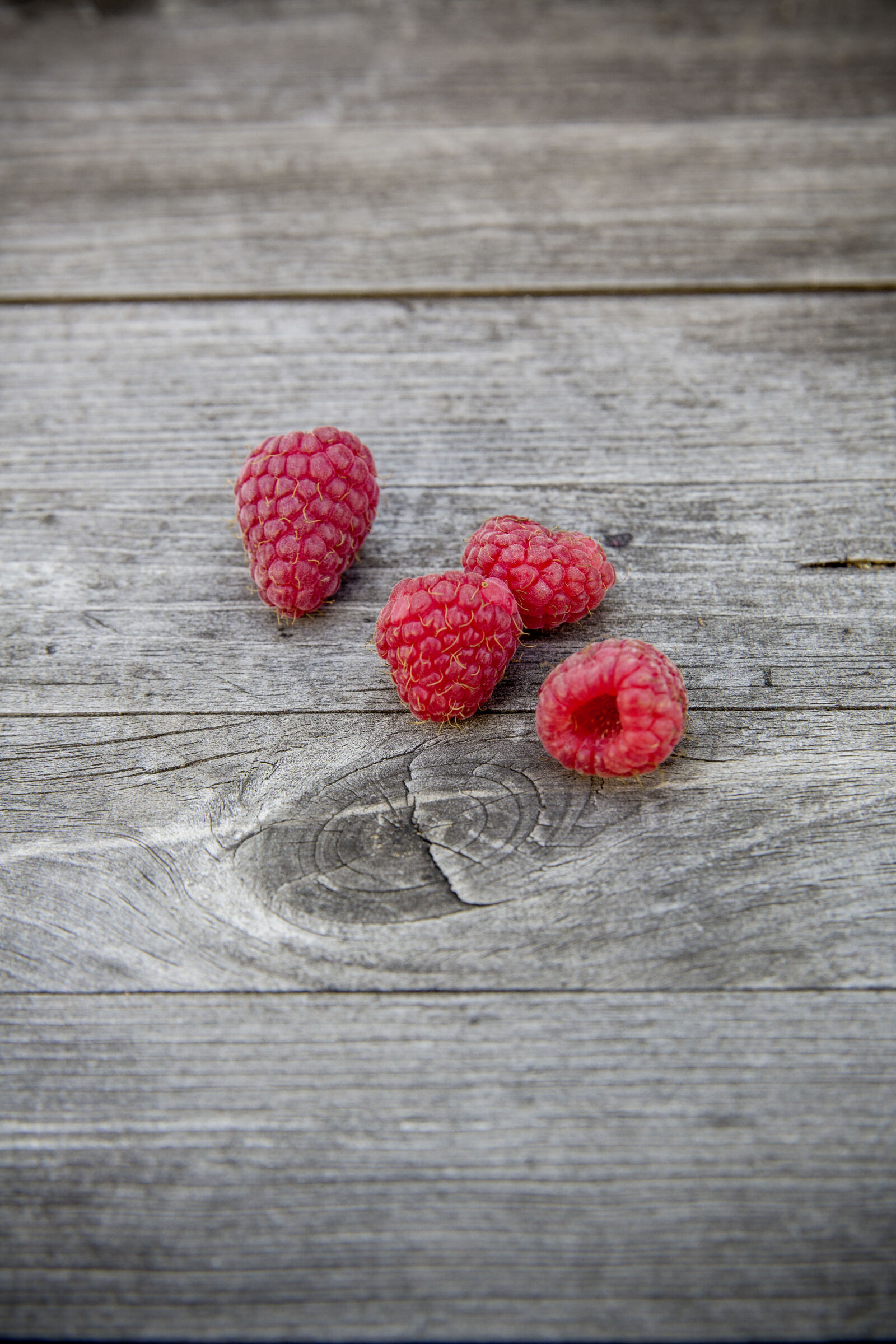 Canon EF 24-70mm F2.8L II USM sample photo. Wood, raspberries, sweet, fruit photography