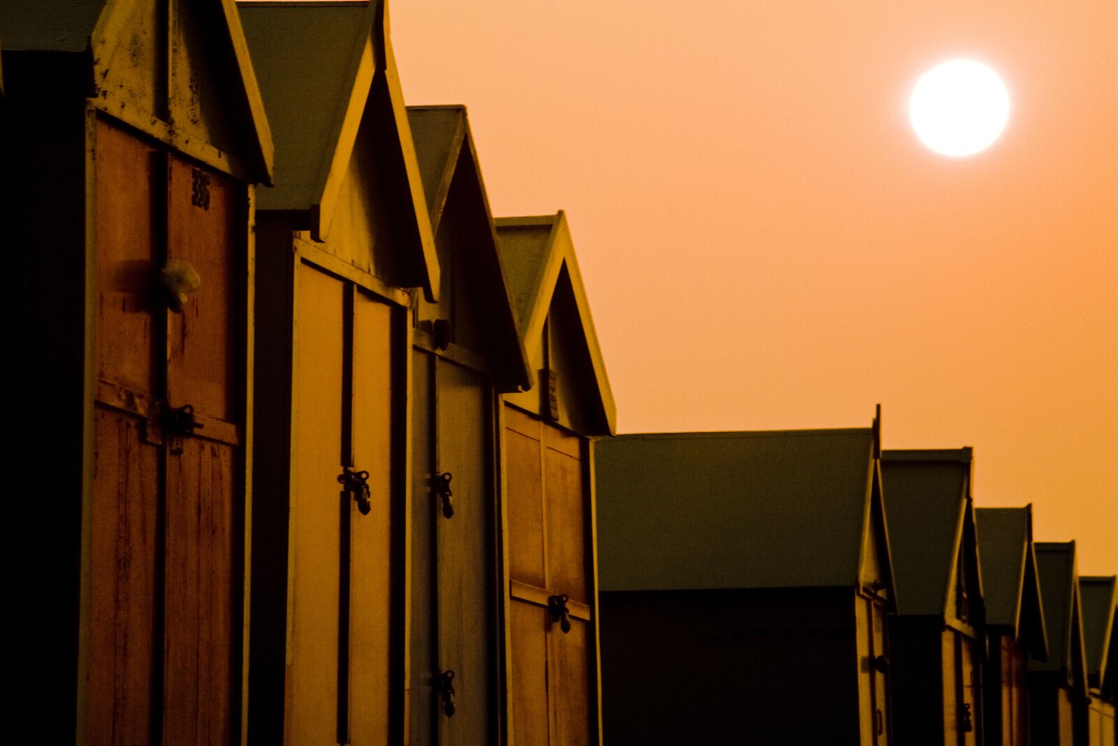 Canon EOS 5D sample photo. Beach huts, colourful, sunshine photography
