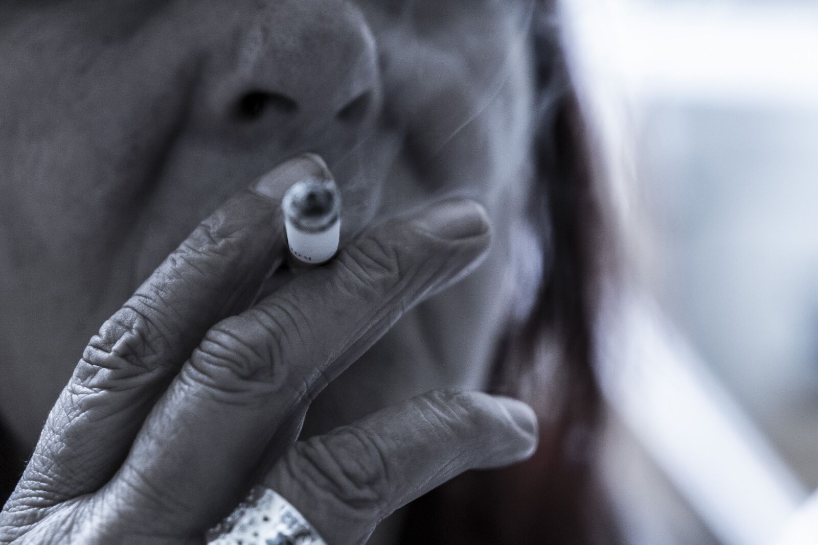 Sony a7S II + Sony Vario Tessar T* FE 24-70mm F4 ZA OSS sample photo. Smoking, addiction, unhealthy photography