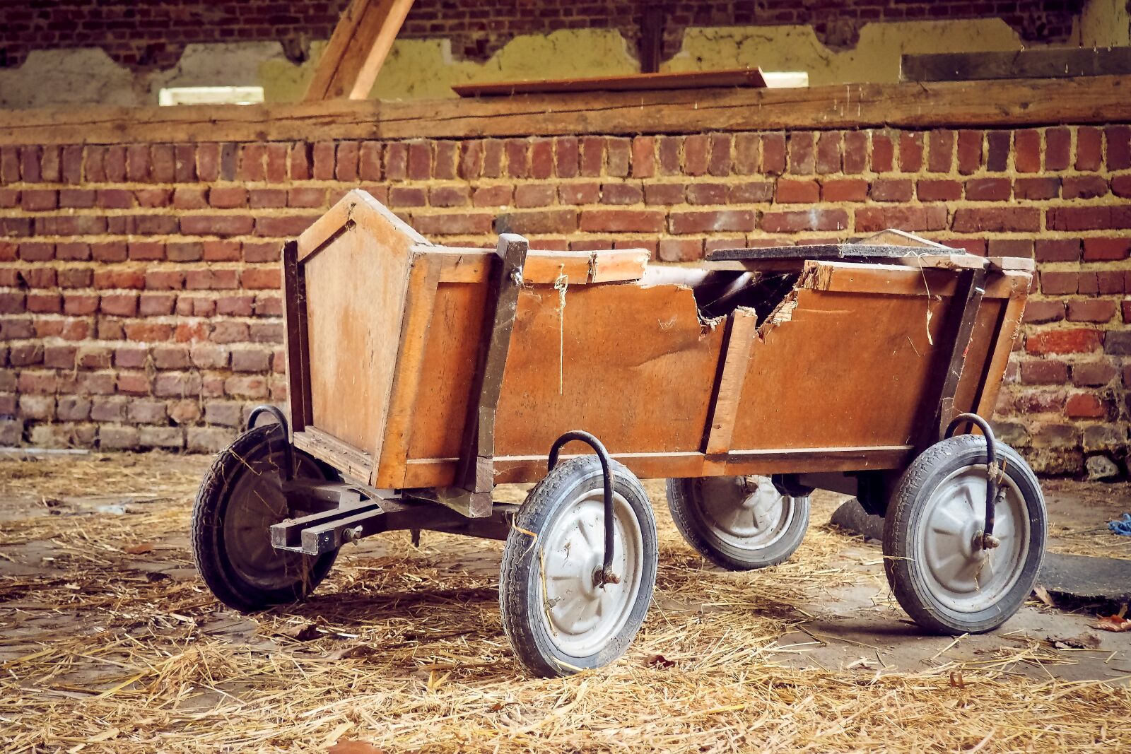 Olympus OM-D E-M10 sample photo. Barn, stroller, wood car photography