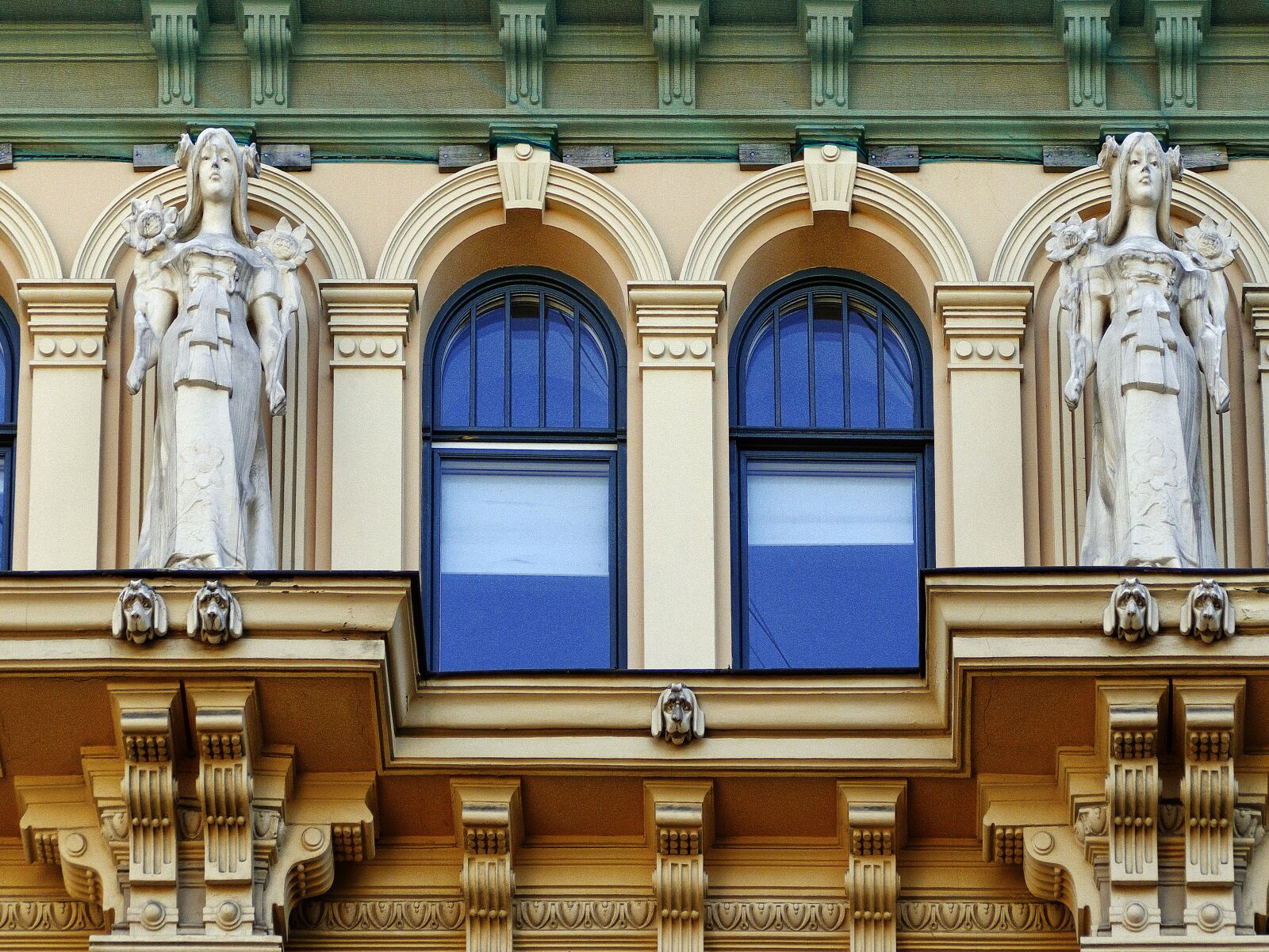 Panasonic Lumix DMC-FZ1000 sample photo. Art nouveau, facade, architecture photography