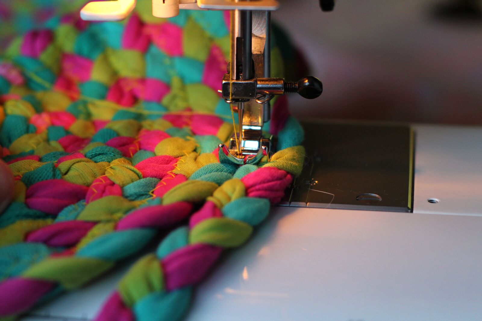 Canon EOS 650D (EOS Rebel T4i / EOS Kiss X6i) + Canon EF 50mm F1.8 II sample photo. Sewing-machine, sew, stitch photography