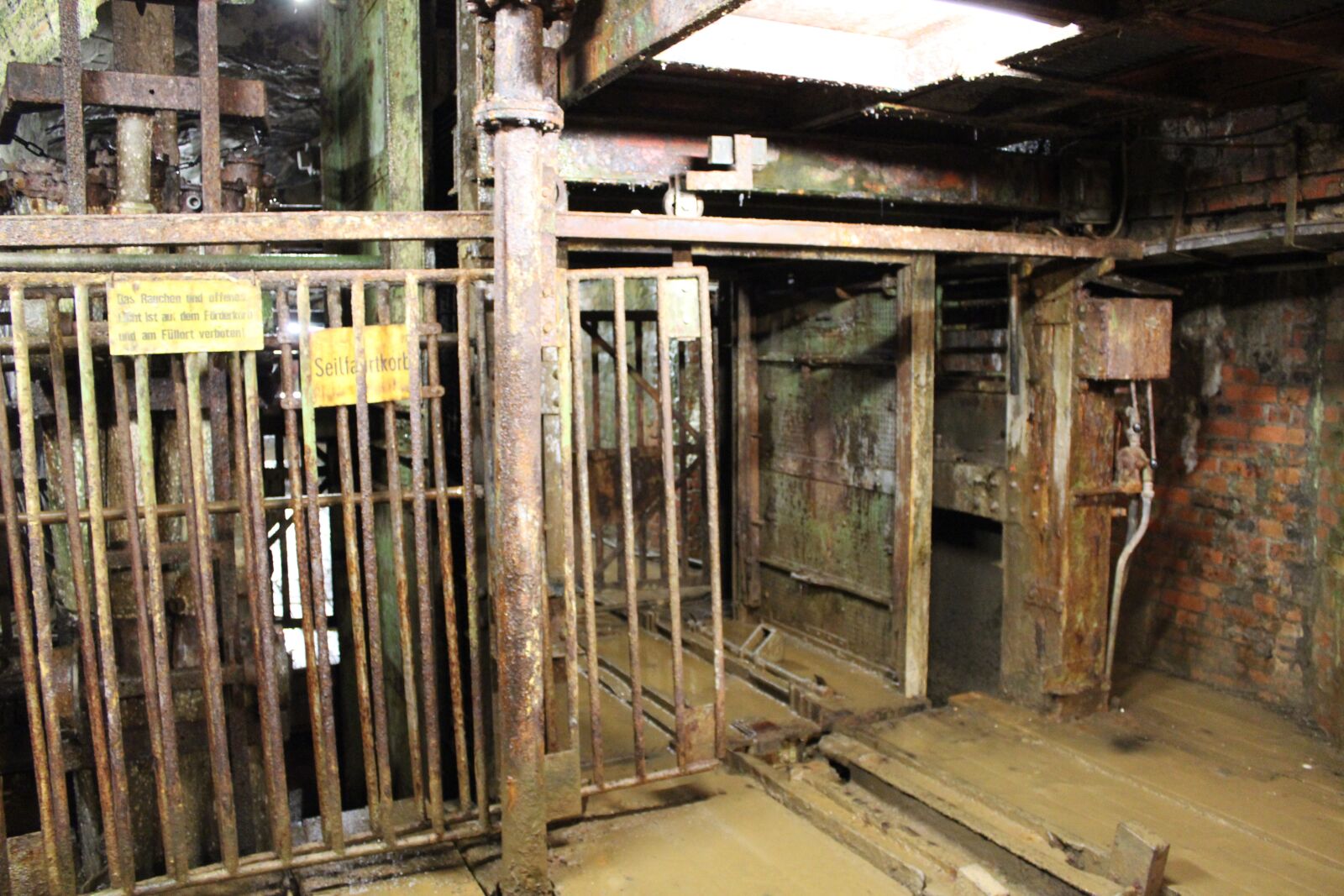 Canon EOS 600D (Rebel EOS T3i / EOS Kiss X5) sample photo. Elevator, passenger transport, underground photography