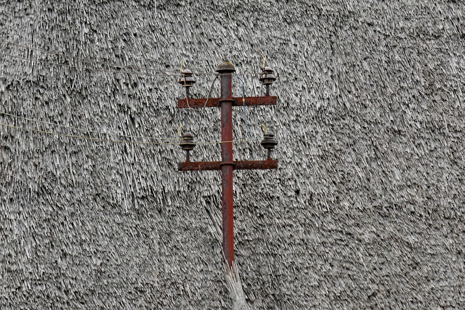 Nikon D5500 sample photo. Electricity, rooftop, rust, straw photography