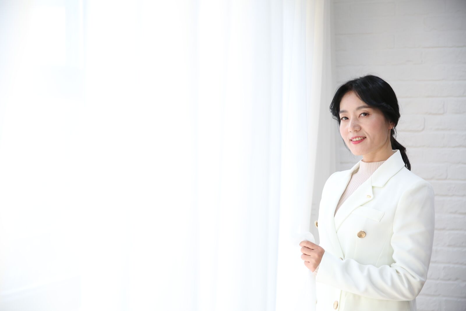 Canon EF 24-70mm F2.8L II USM sample photo. White, woman, girl photography