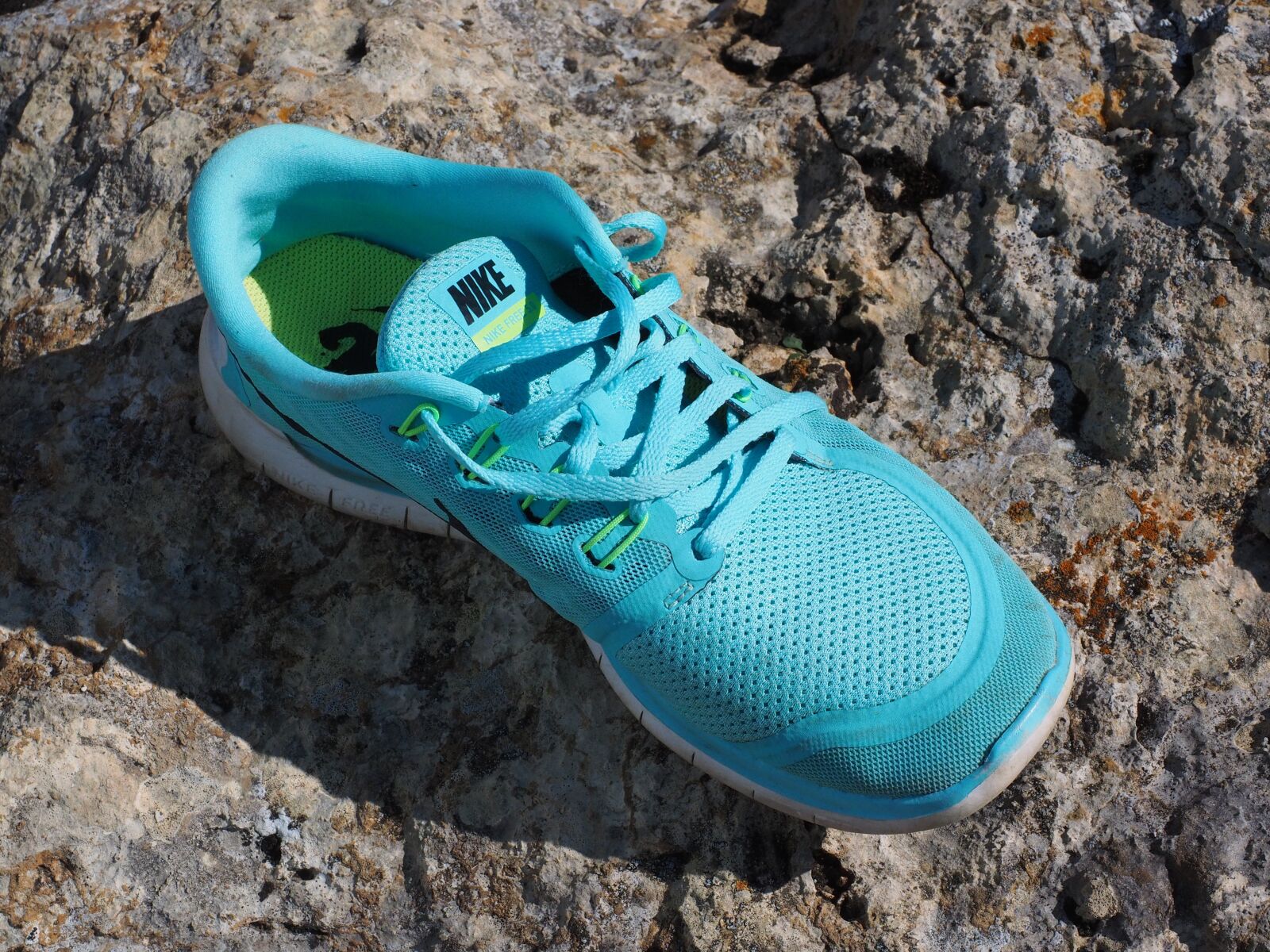 Olympus OM-D E-M1 + Olympus M.Zuiko Digital ED 12-40mm F2.8 Pro sample photo. Shoe, sport shoe, running photography