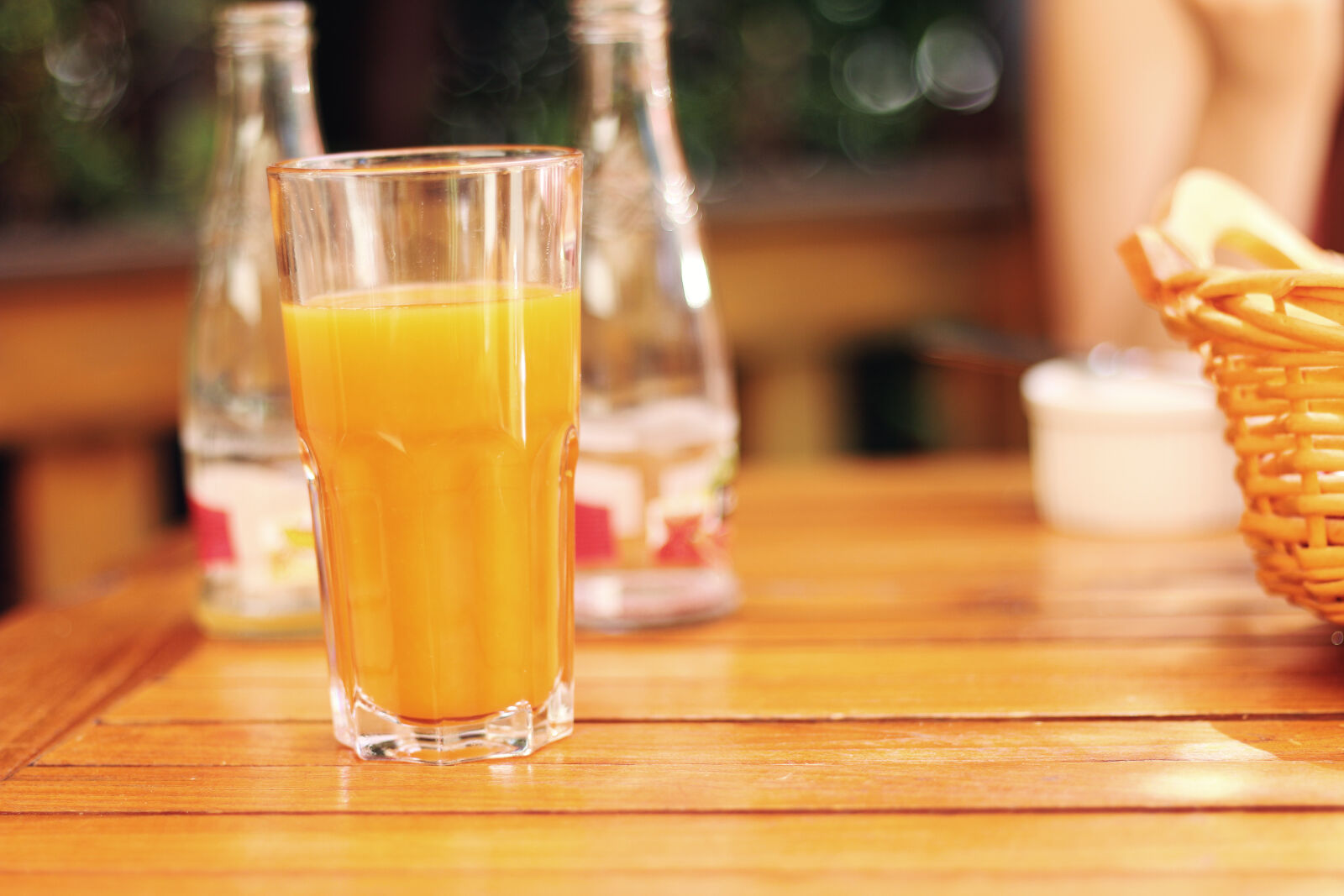 Canon EOS 70D + Canon EF 50mm F1.8 II sample photo. Breakfast, morning, orange, juice photography