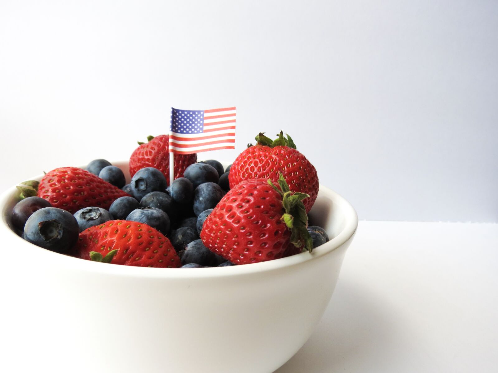 Canon PowerShot SX40 HS sample photo. American, flag, berries, bowl photography