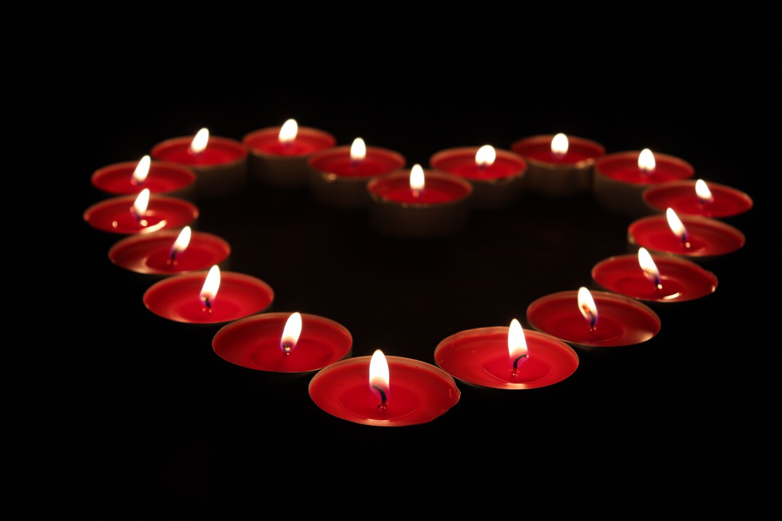Canon EOS 800D (EOS Rebel T7i / EOS Kiss X9i) sample photo. Heart, candle, love photography