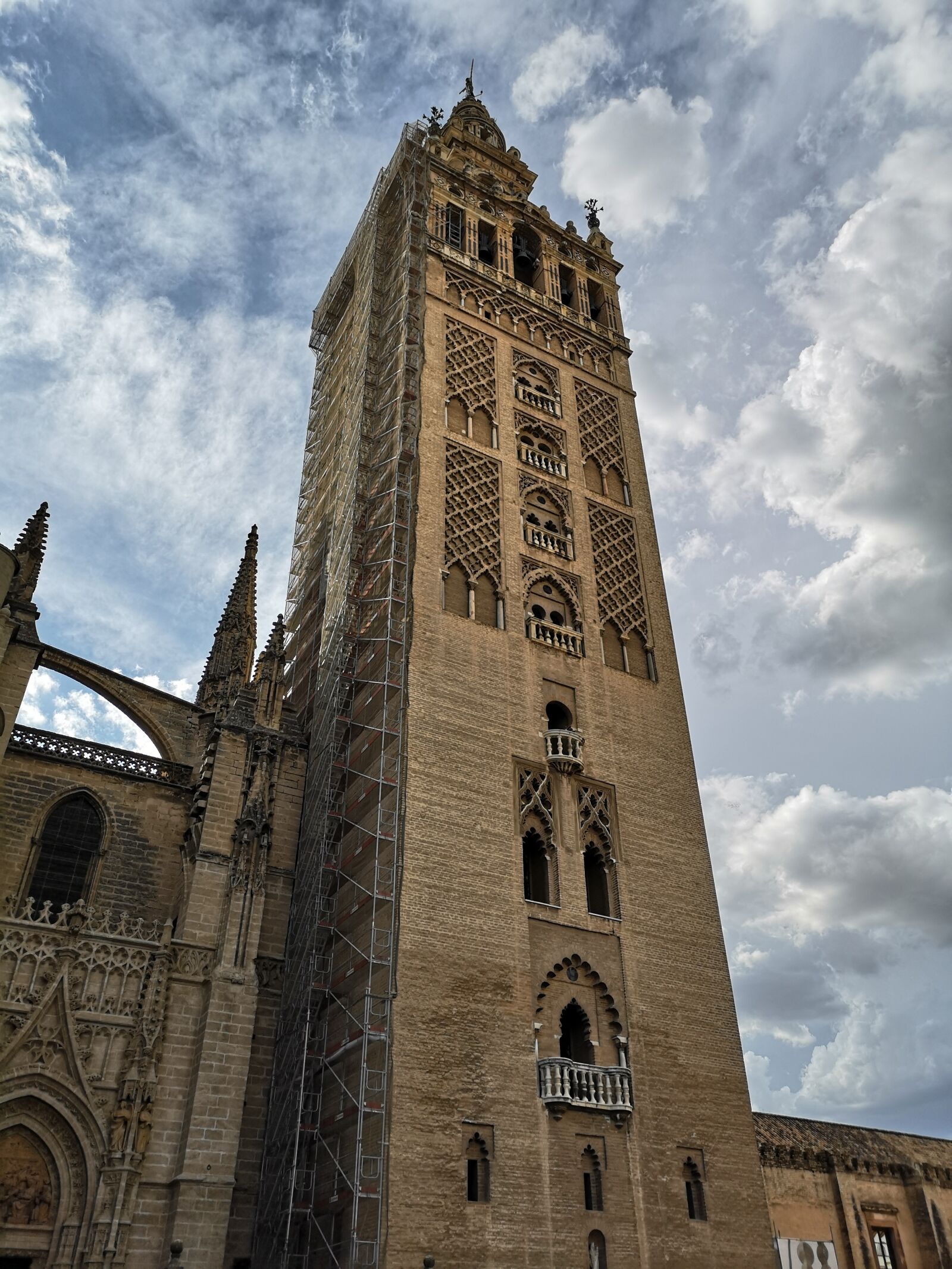 HUAWEI CLT-L09 sample photo. Sevilla, giralda, clouds photography