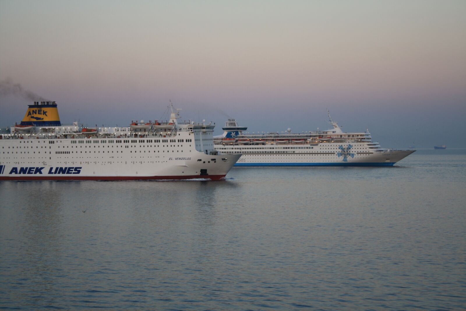 Canon EOS 1000D (EOS Digital Rebel XS / EOS Kiss F) sample photo. Hellas, boat, pireus-port photography