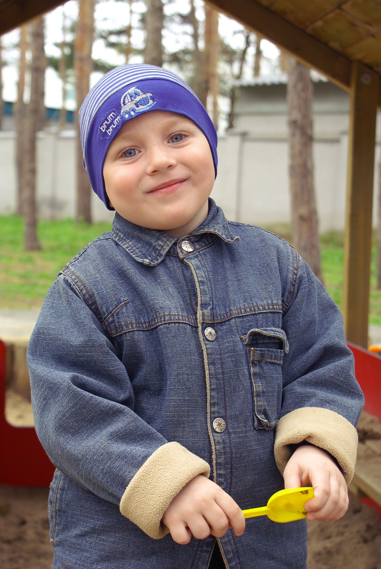 Sony Alpha DSLR-A100 sample photo. Boy, smile, park photography