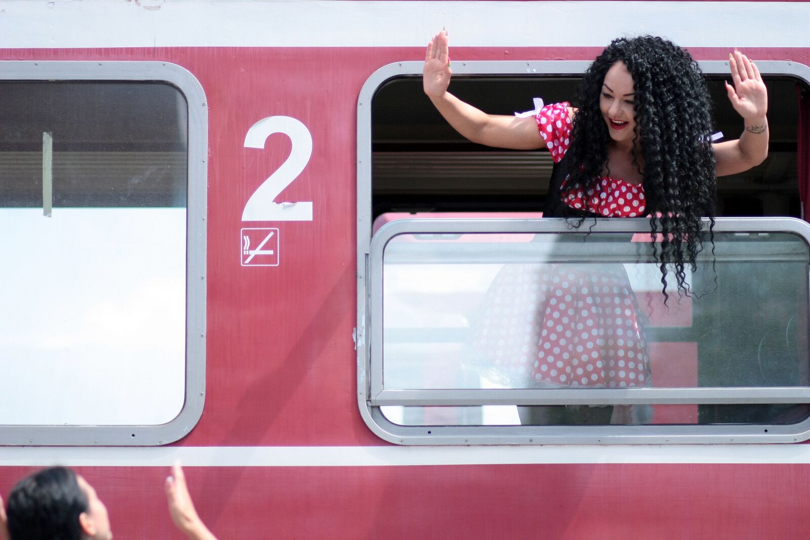 Canon EOS 450D (EOS Rebel XSi / EOS Kiss X2) sample photo. Girl, train, departure photography