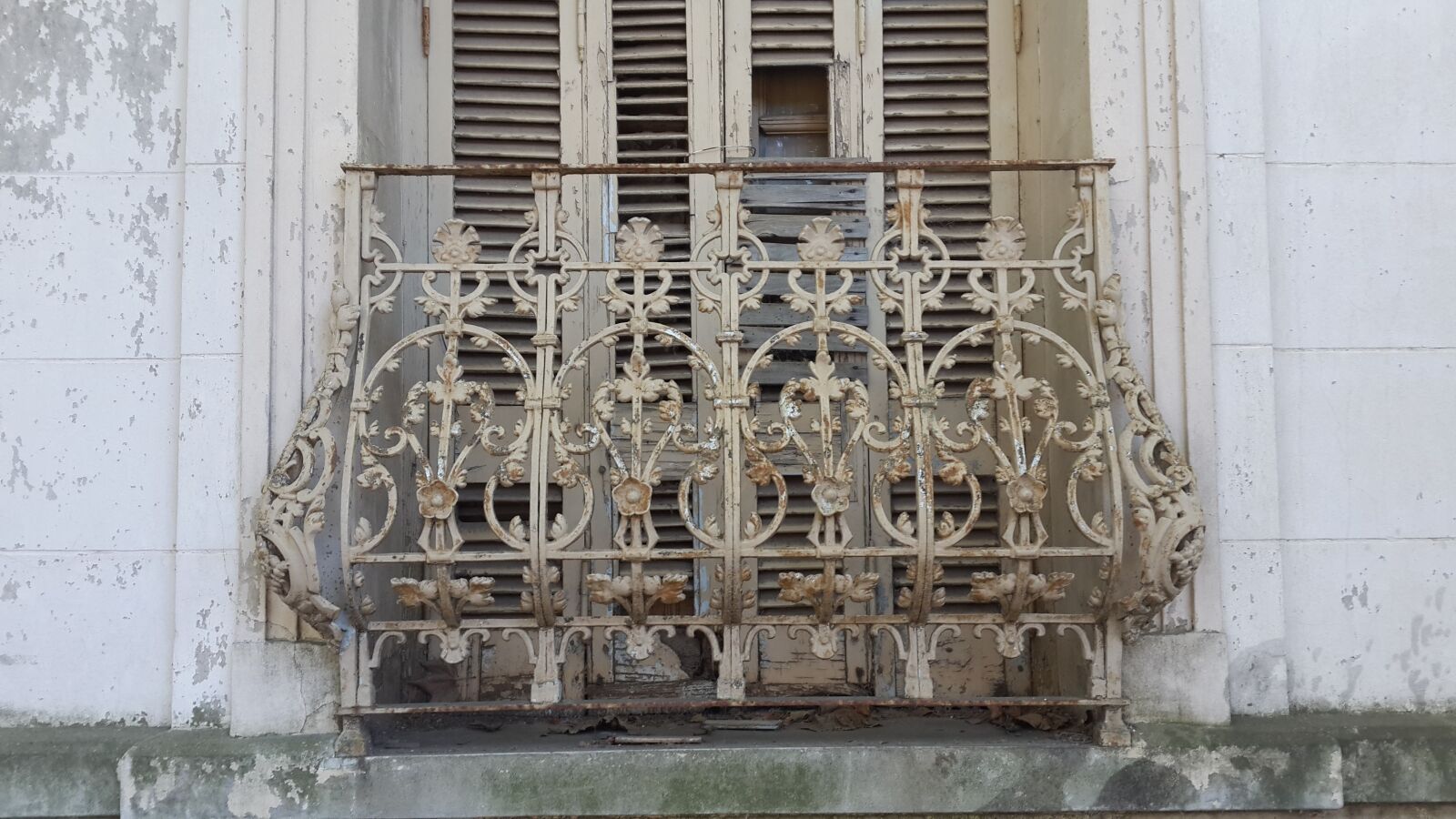 Samsung Galaxy S4 sample photo. Window, house, old photography