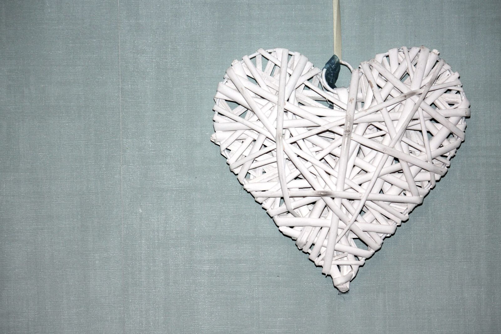 Canon EOS 550D (EOS Rebel T2i / EOS Kiss X4) sample photo. Heart, paper, white, decoration photography