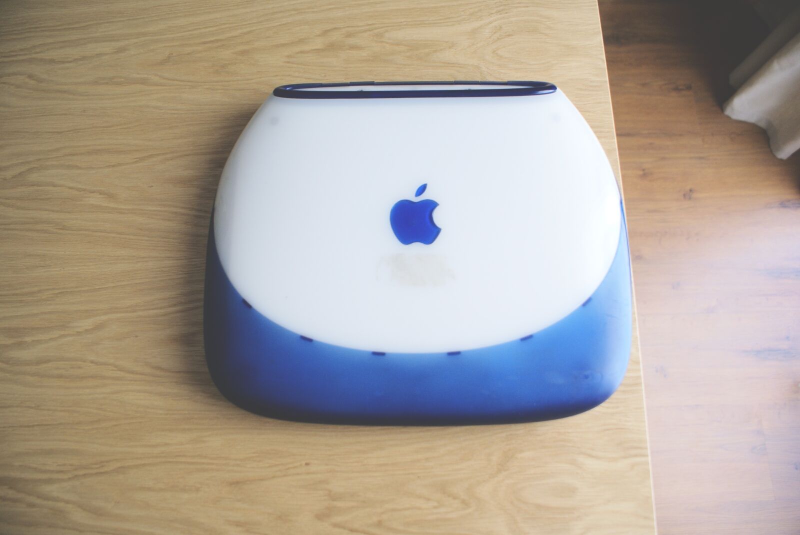 Sony Alpha DSLR-A100 sample photo. 1999, apple, ibook, laptop photography
