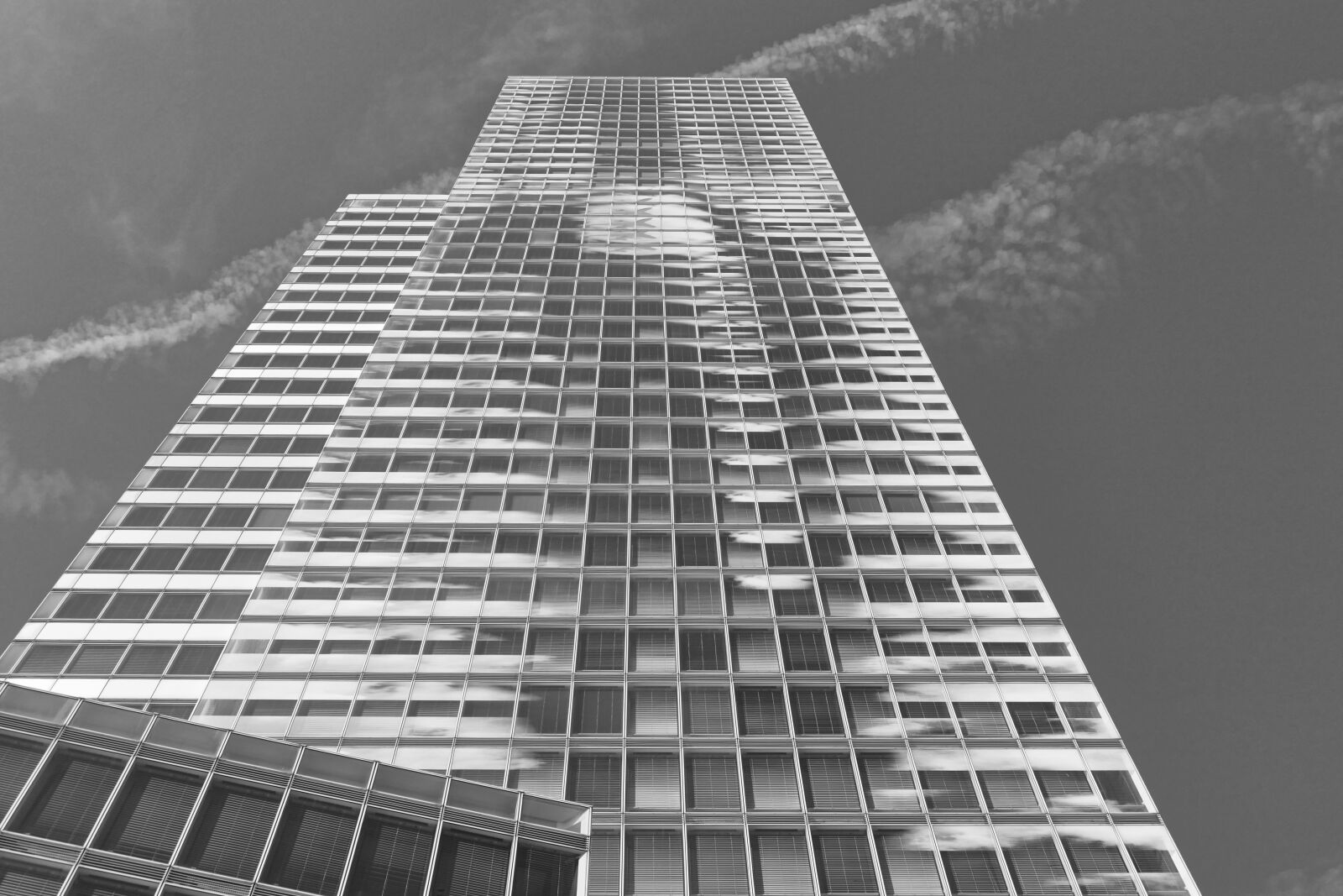 Panasonic Lumix DMC-FZ1000 sample photo. Perspective, skyscraper, view photography