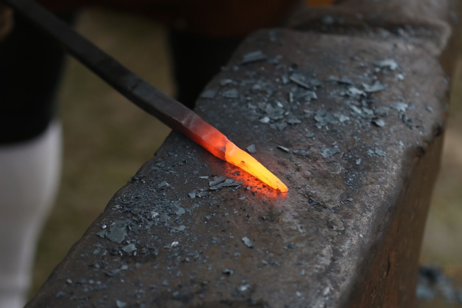 Canon EOS 750D (EOS Rebel T6i / EOS Kiss X8i) sample photo. Anvil, red, hot photography