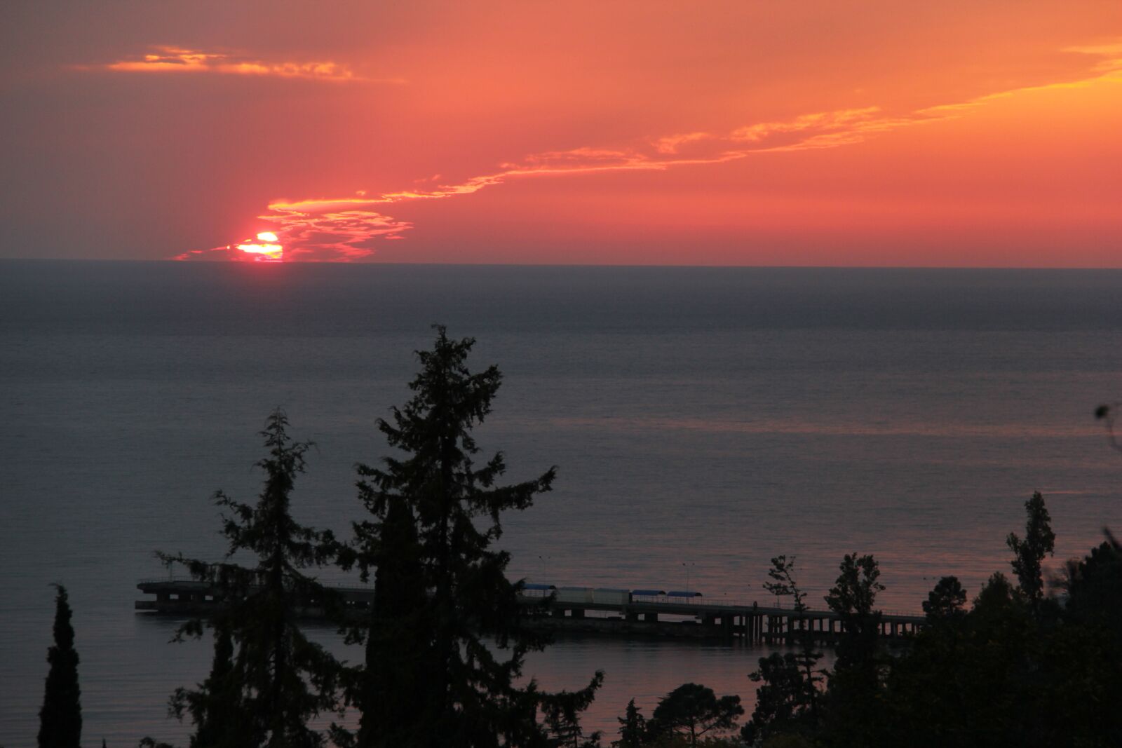 Canon EF-S 18-200mm F3.5-5.6 IS sample photo. Sunset, sea, pierce photography