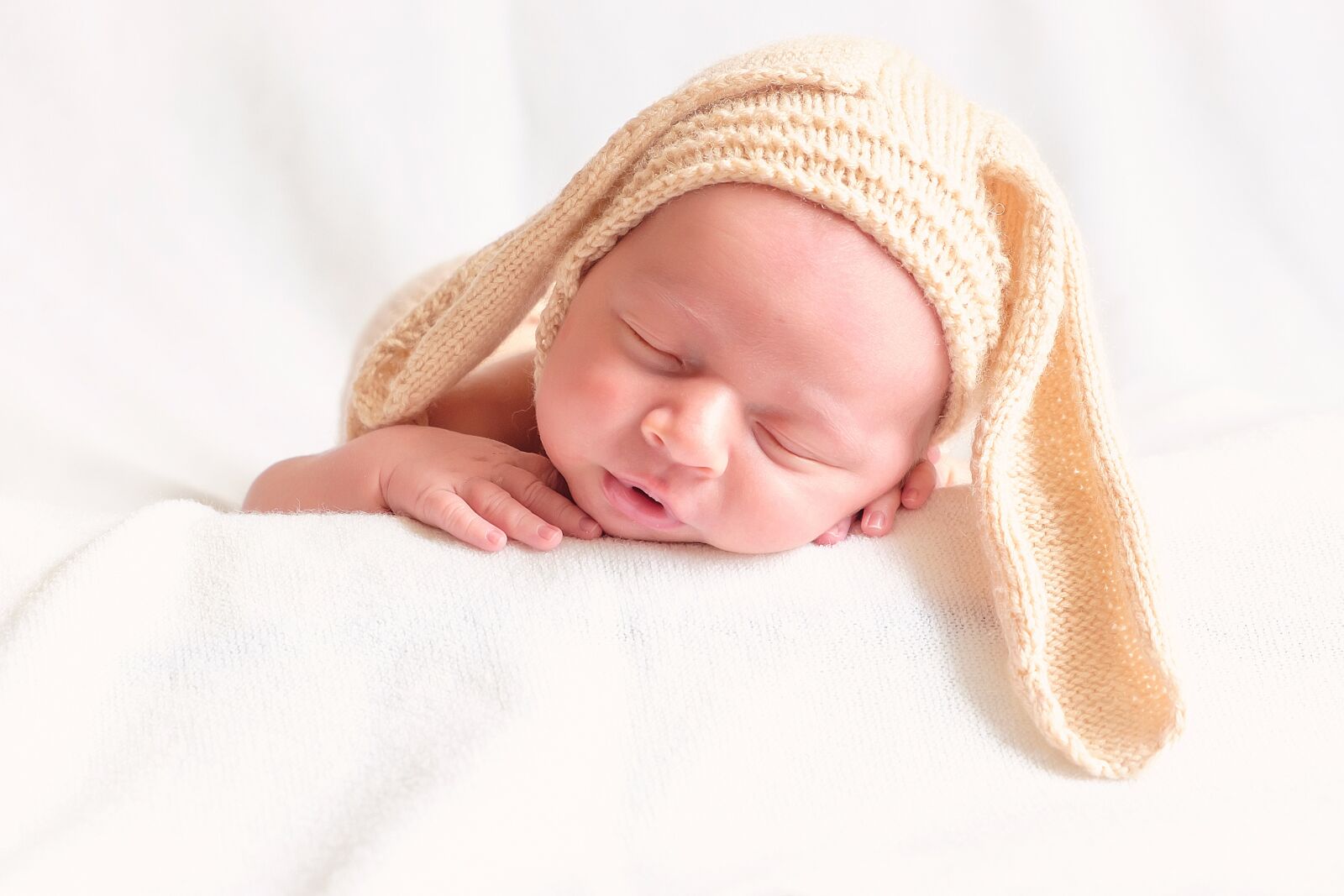 Fujifilm X-T10 sample photo. Bunny, babe, baby photography