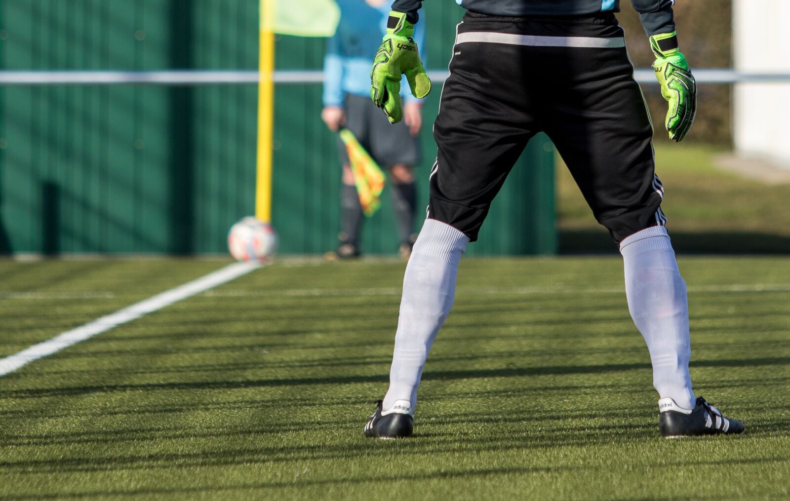 Canon EF 70-200mm F2.8L USM sample photo. Goalkeeper, football, football pitch photography
