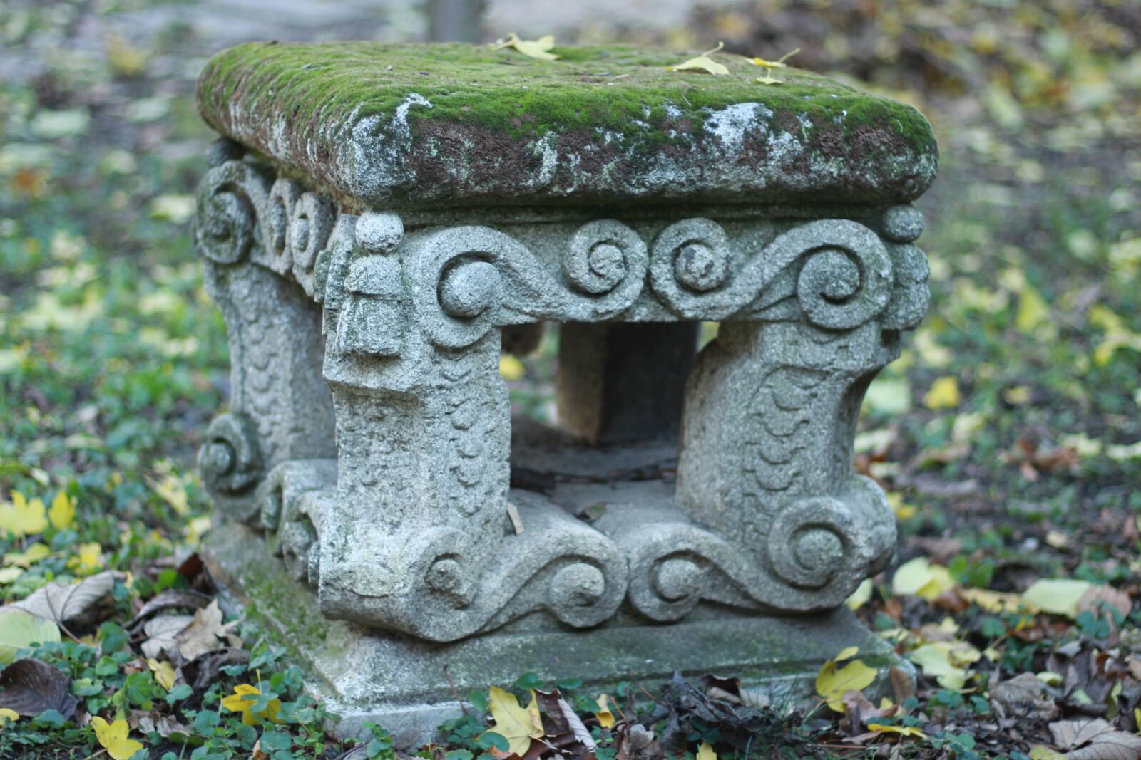 Canon EF 50mm F1.8 STM sample photo. Antique, stone chair, green photography