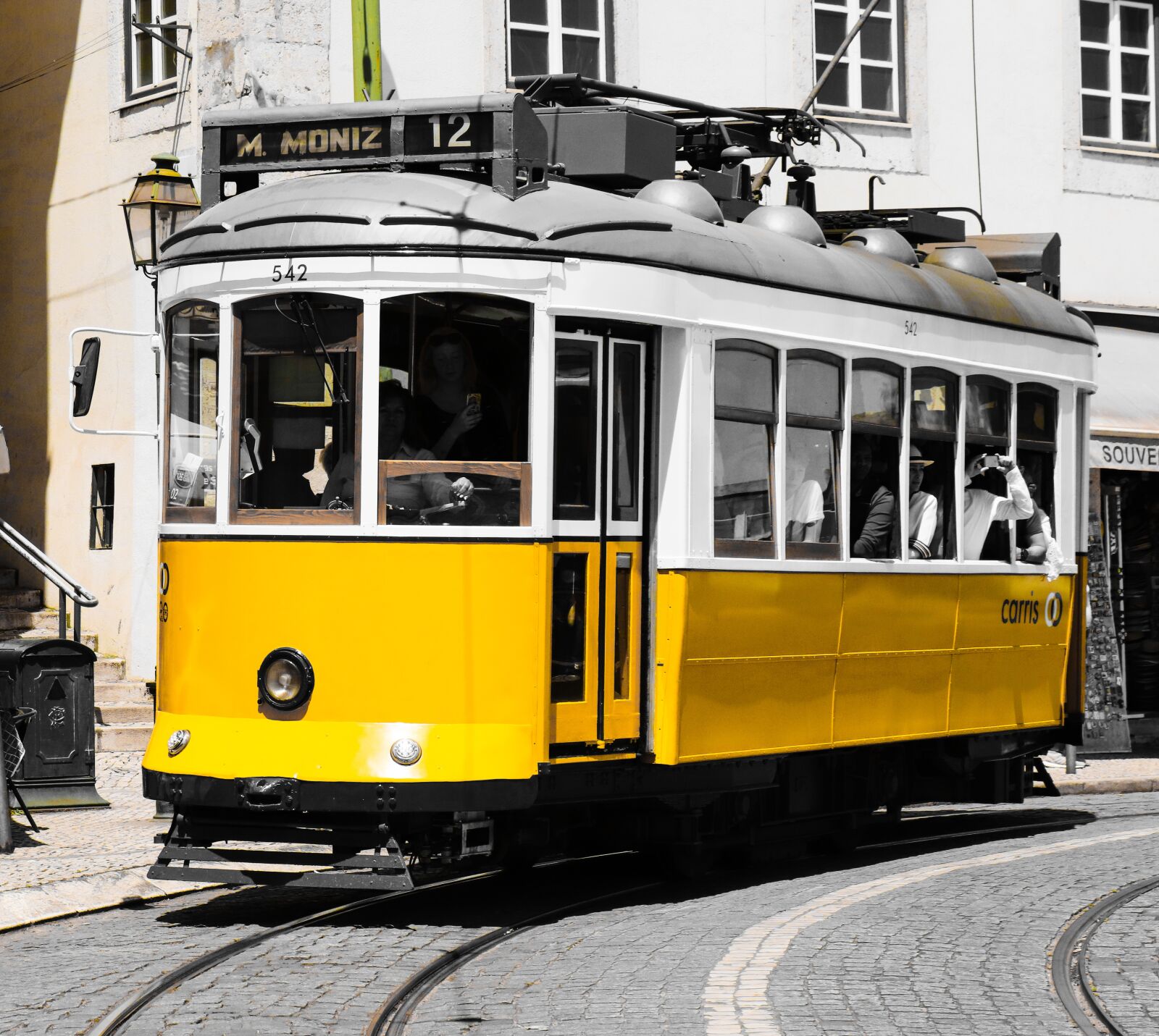 Canon EOS 200D (EOS Rebel SL2 / EOS Kiss X9) sample photo. Lisbon, tram, portugal photography