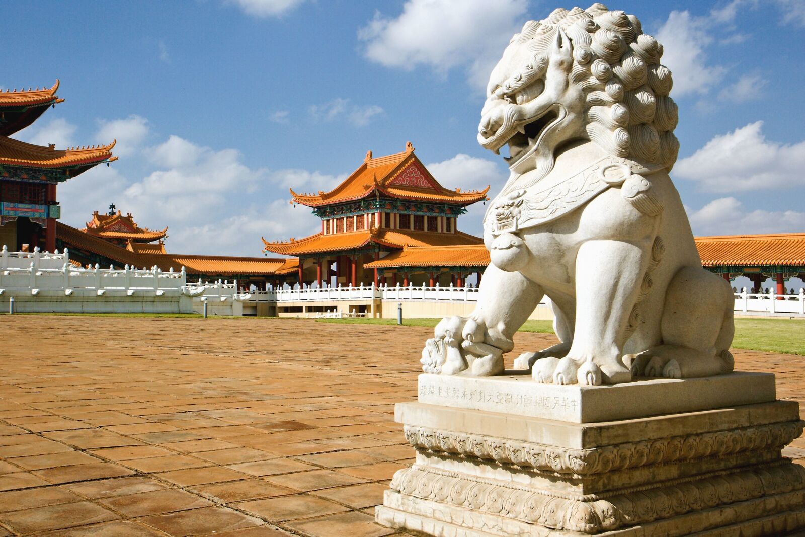 Canon EOS 400D (EOS Digital Rebel XTi / EOS Kiss Digital X) sample photo. Lion, statue, art, house photography