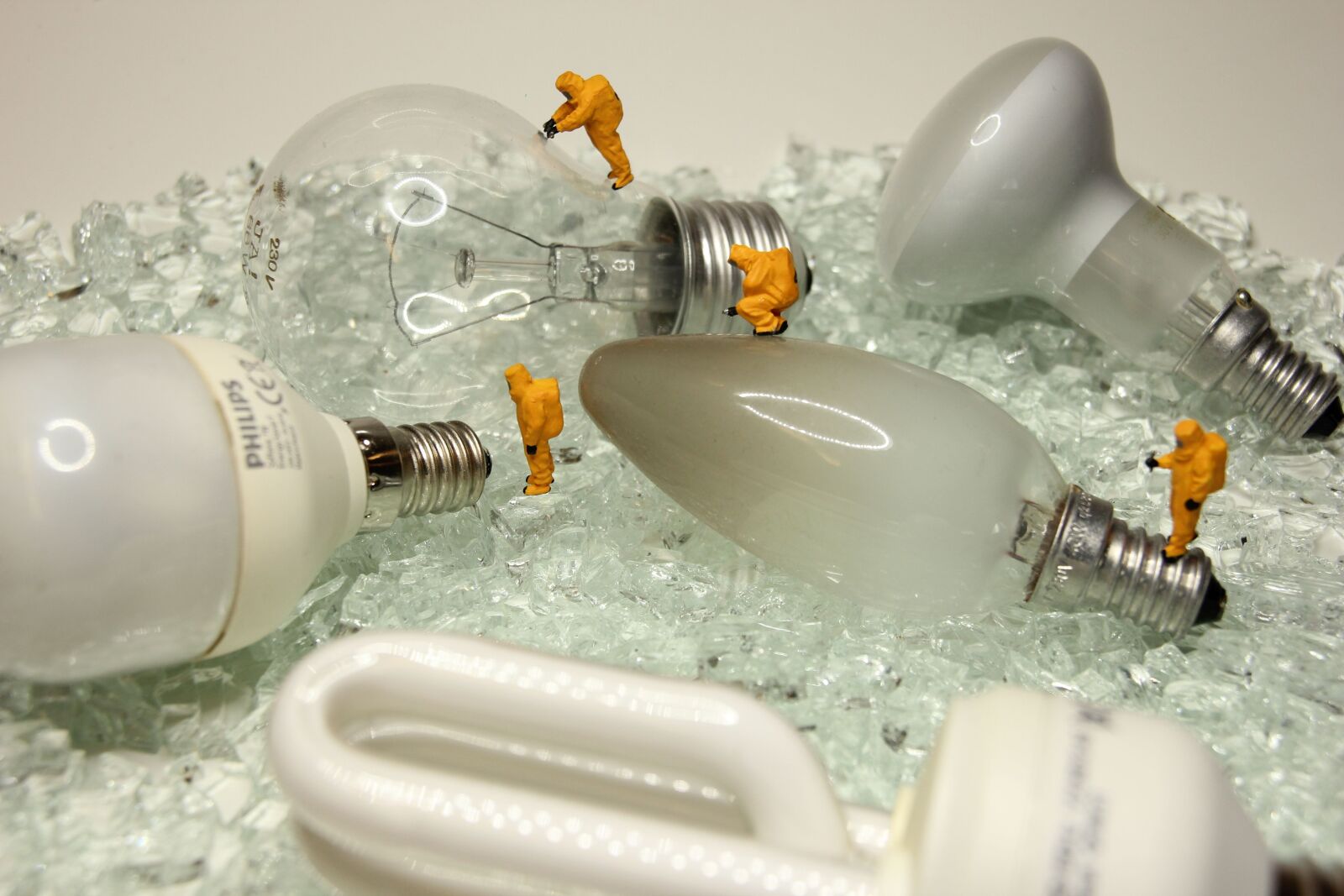 Canon EOS 550D (EOS Rebel T2i / EOS Kiss X4) sample photo. Recycling, lamps, miniature figures photography