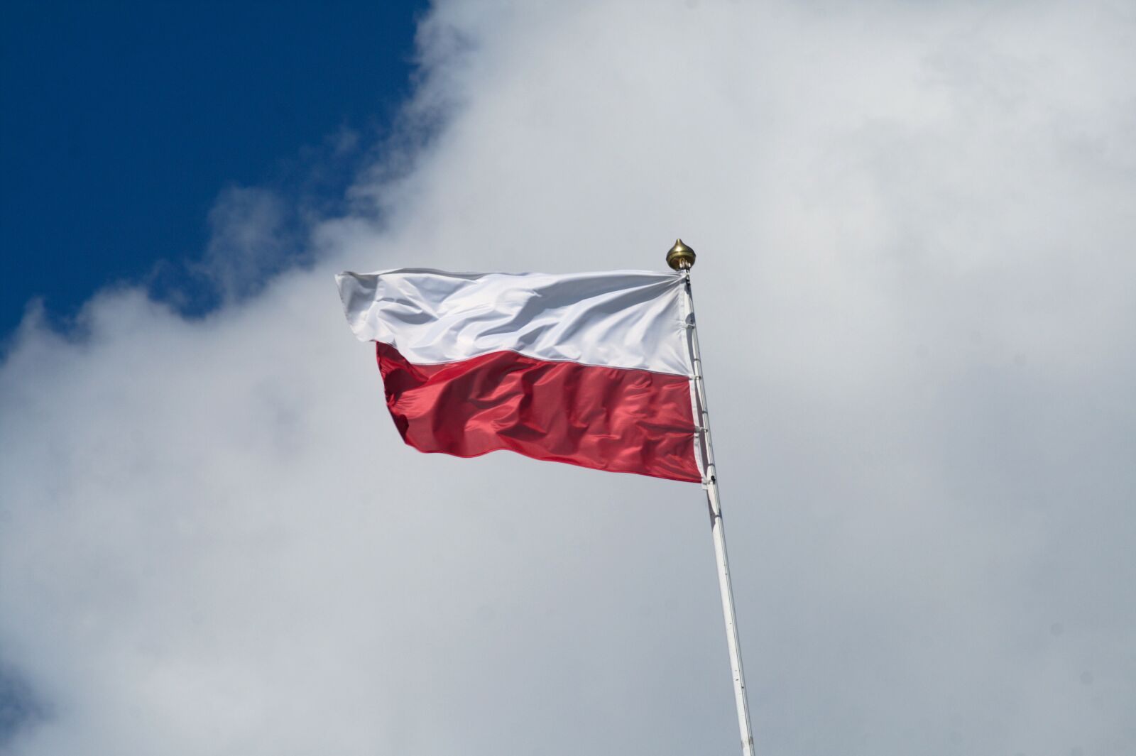 Canon EOS 400D (EOS Digital Rebel XTi / EOS Kiss Digital X) sample photo. Polish flag, the mast photography