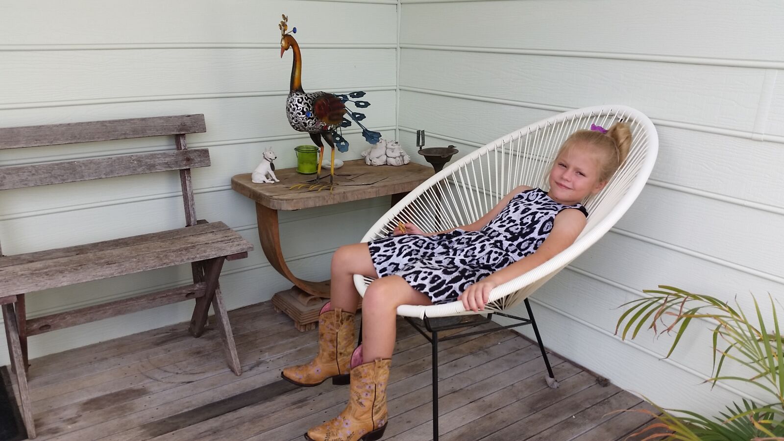 Samsung Galaxy S5 sample photo. Child, girl, cottage photography