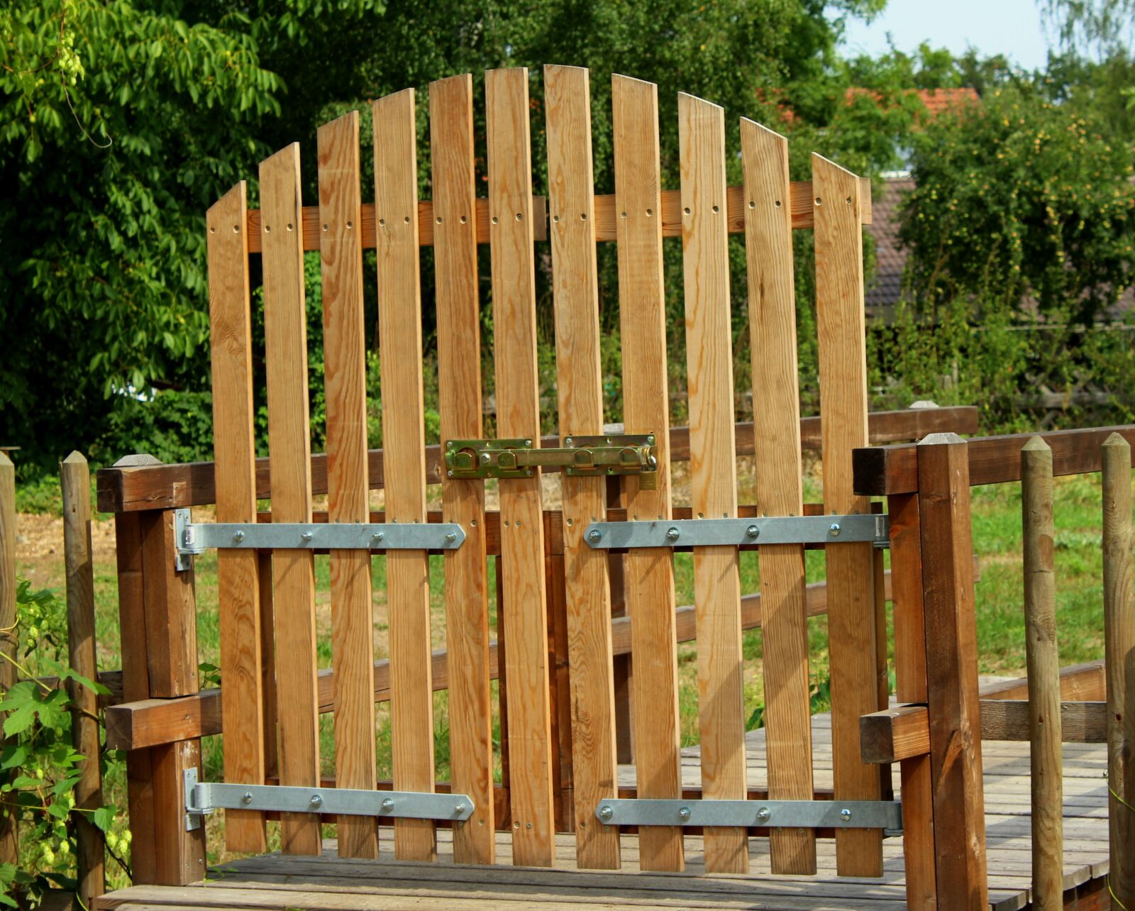 Canon EOS 1200D (EOS Rebel T5 / EOS Kiss X70 / EOS Hi) sample photo. Gateway, entrance, wooden photography