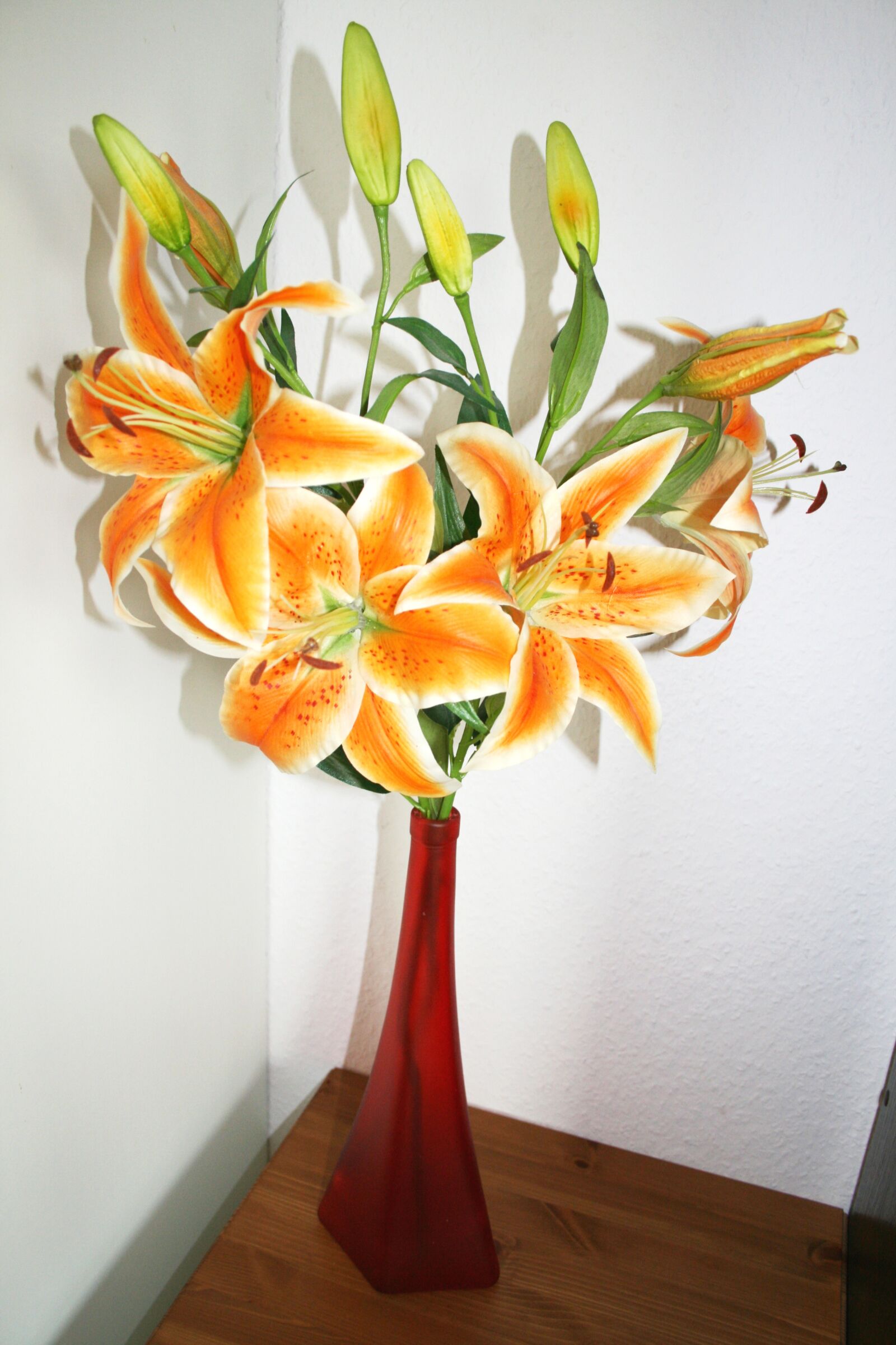 Canon EOS 400D (EOS Digital Rebel XTi / EOS Kiss Digital X) sample photo. Iris, flower, vase photography