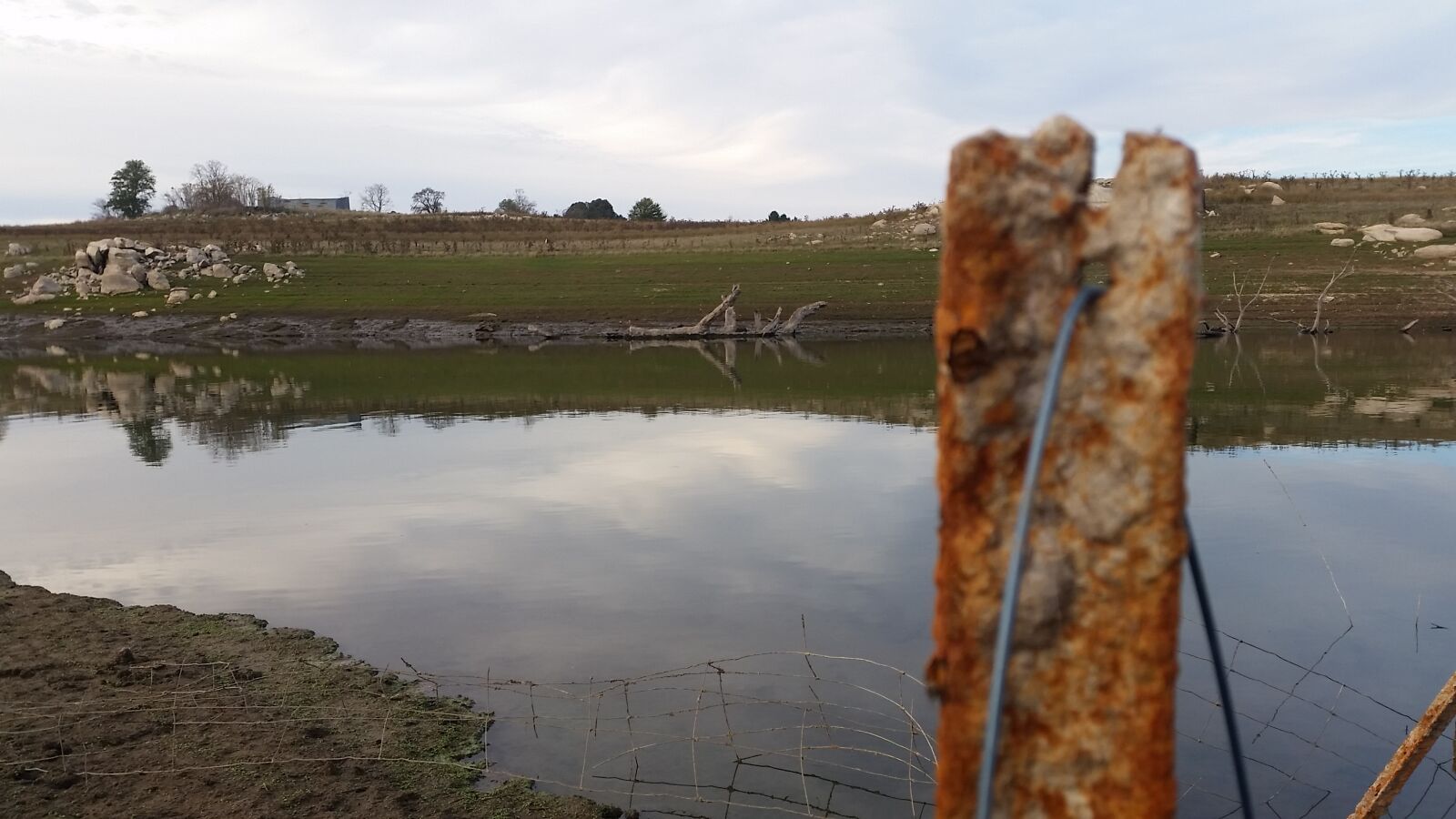 Samsung Galaxy S5 sample photo. Bank, dam, fence, fence photography
